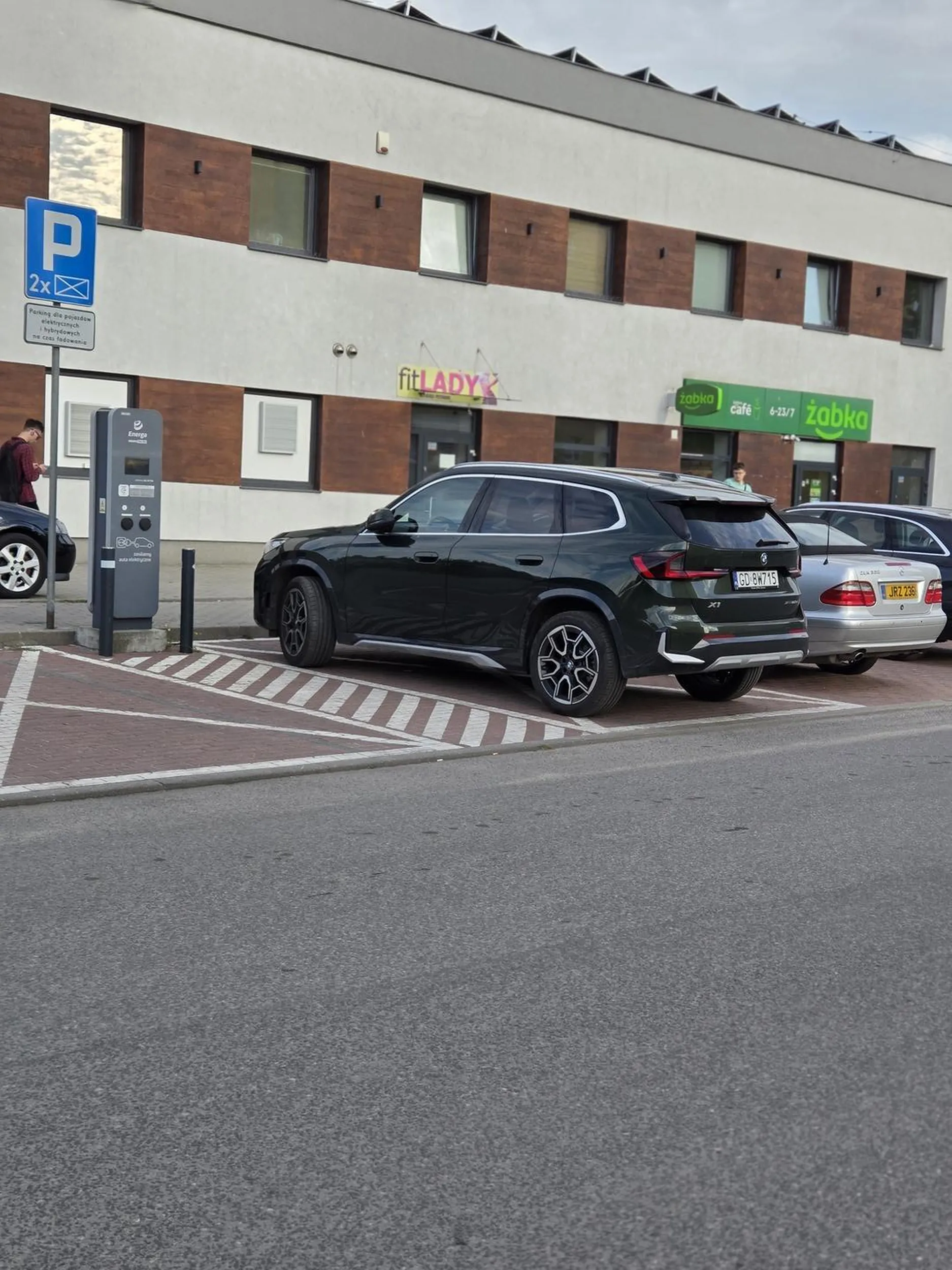 Zapatrzony w siebie kierowca BMW, który nie umie uszanować miejsc parkingowych przy ładowarkach, pomimo że są wolne miejsca obok. Nie pozdrawiam.