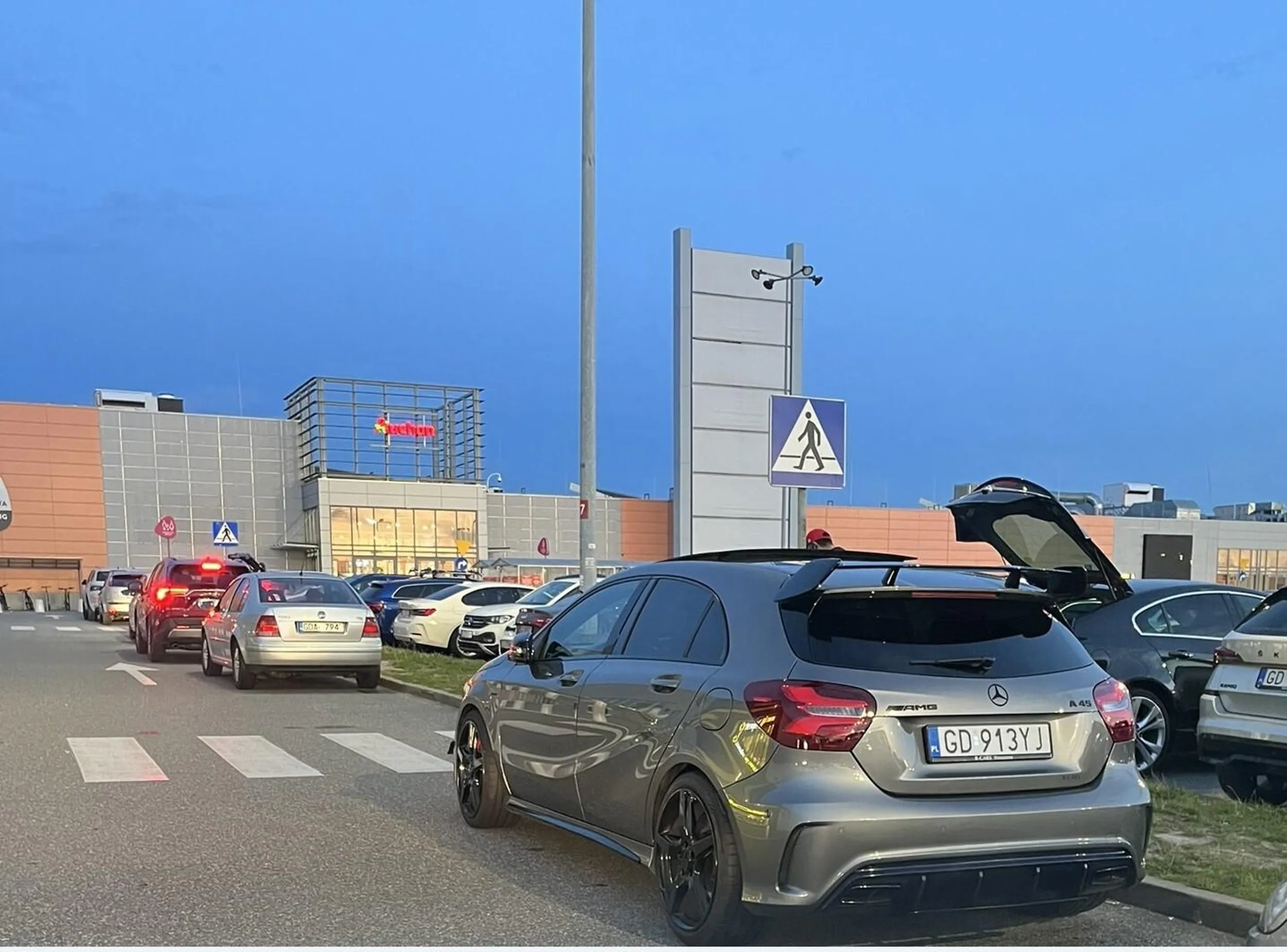 Postuj pojazdu w strefie ruchu, poza miejscami przeznaczonymi do parkowania (nie było zakazu), przed przejściem dla pieszych, w odległości mniejszej niż 10m, znaczne ograniczenie widoczność na uczęszczanym przejściu dla pieszych (droga na obszarze dużego parkingu marketowego, w pobliżu..."klubu gimnastycznego").