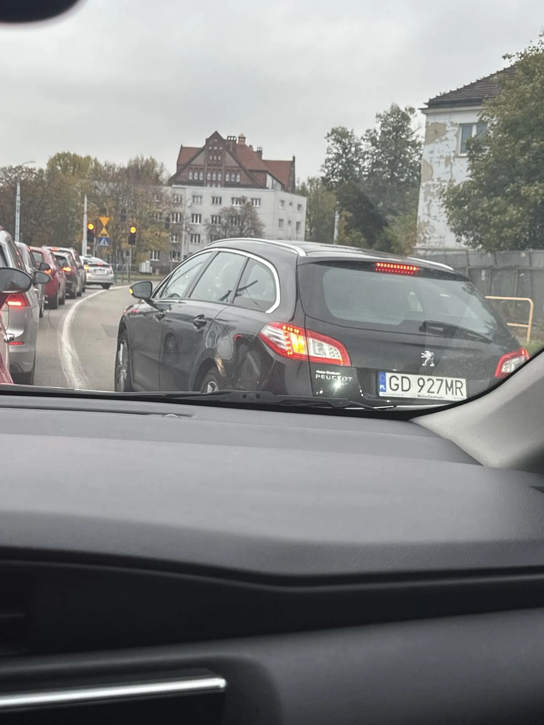 Wpierdala się na chama, blokuje skrzyżowanie