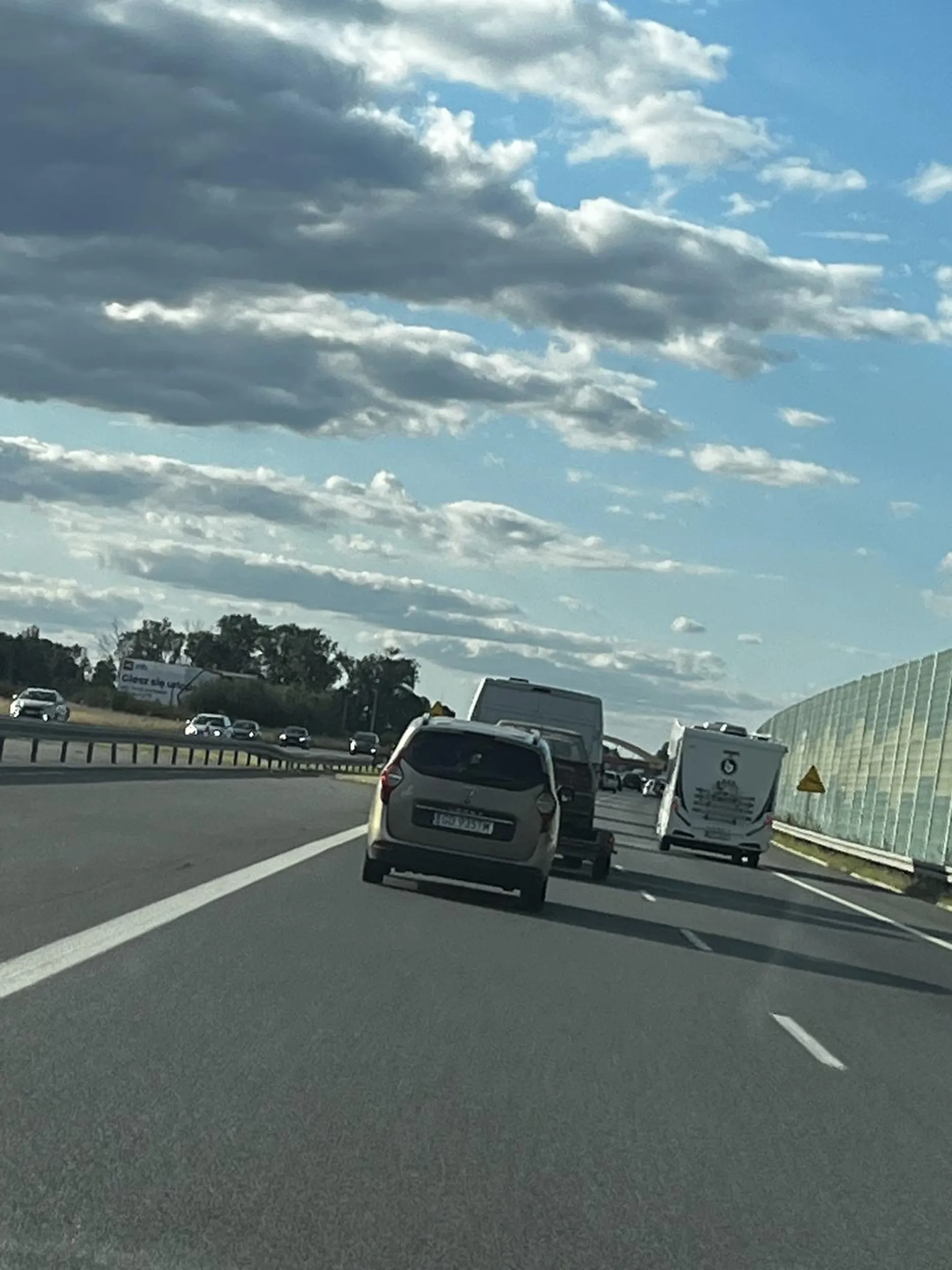 Chory człowiek, wjeżdża na moją maskę przy ponad 100 km/h zmieniając pas z prawego na lewy.