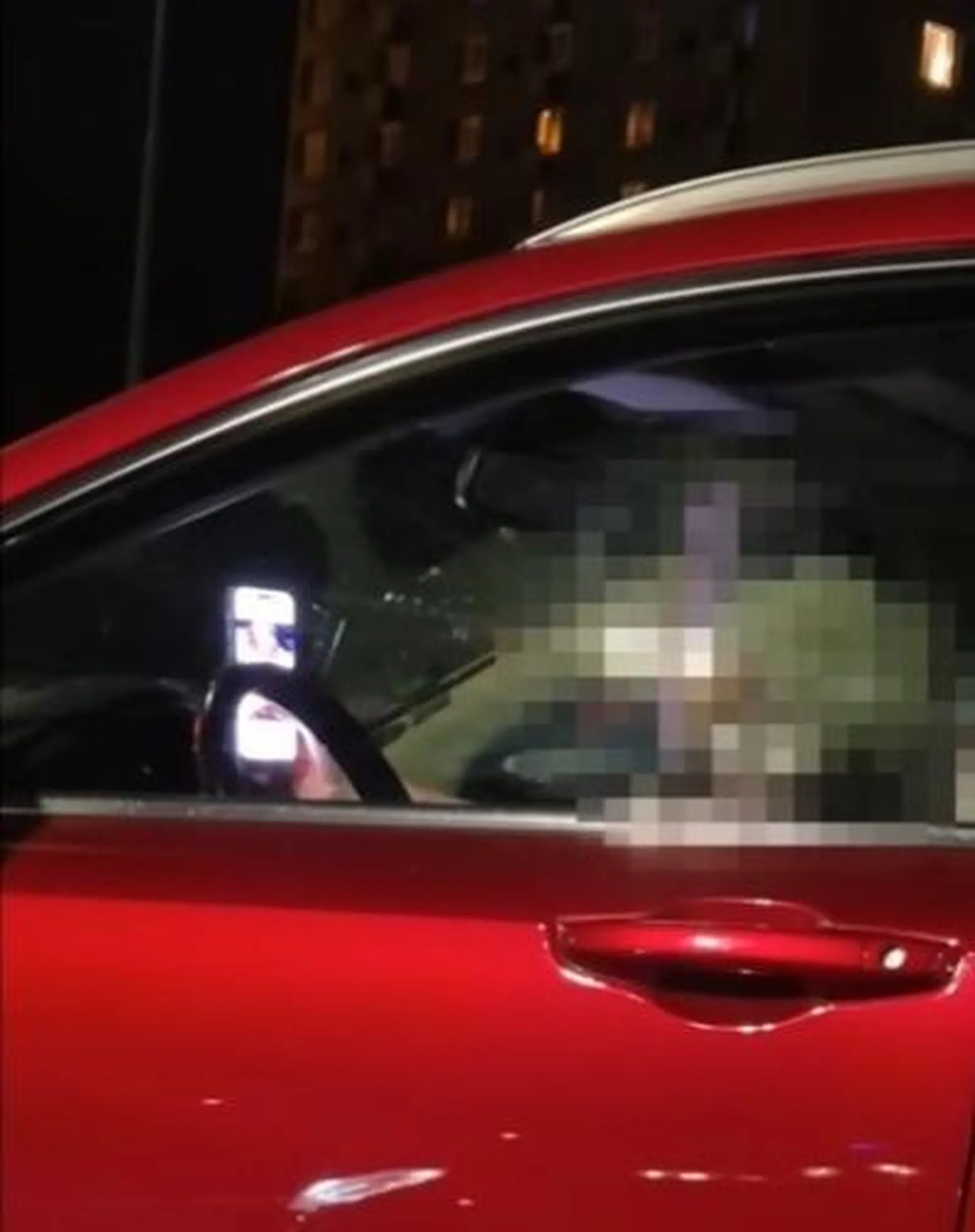 Uwaga,potencjalny zabójca. Babsztyla bardziej interesuje stukanie pazurem w ekran niż to co jest na drodze.