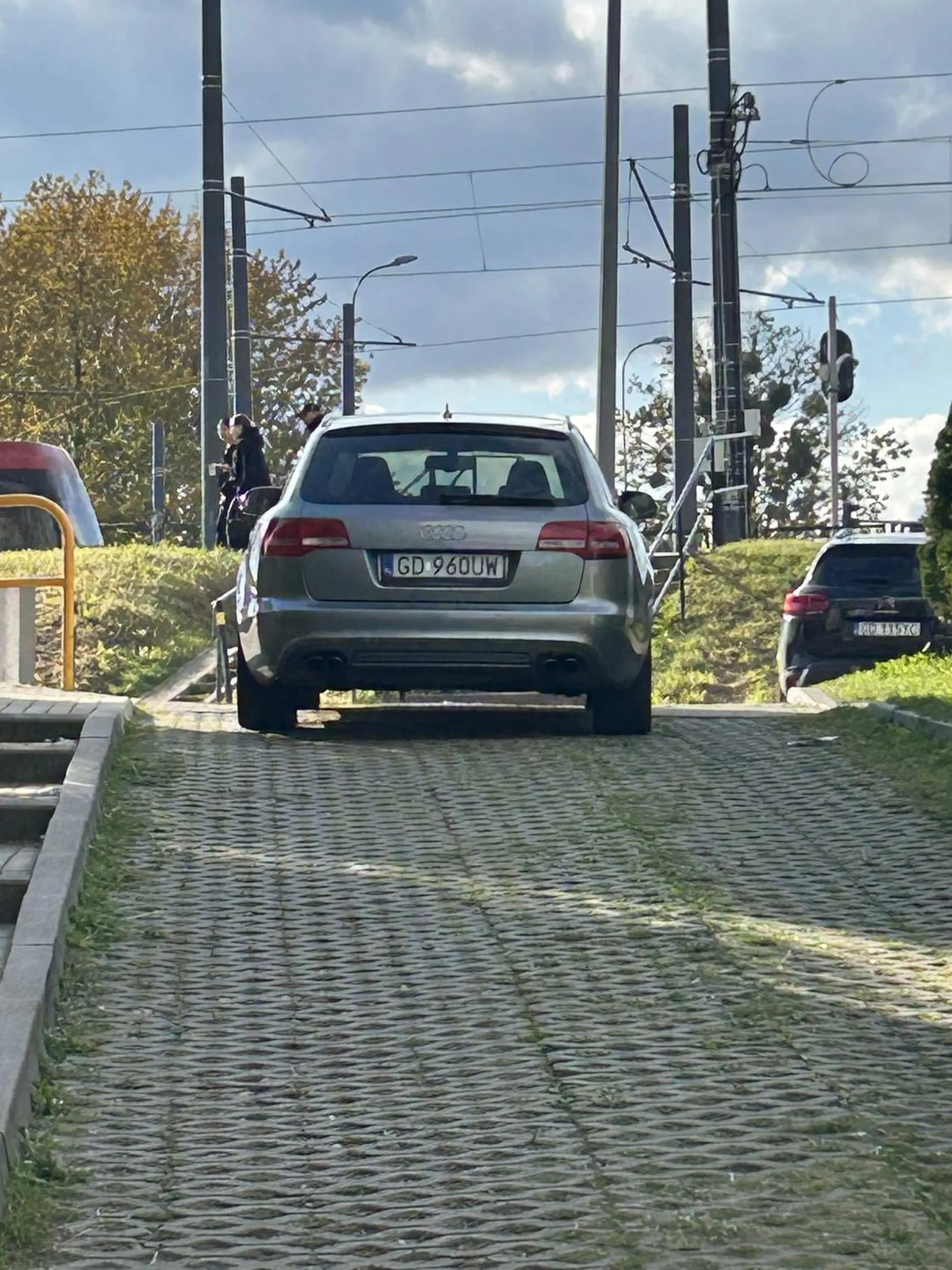 Zaparkowany na wyjeździe