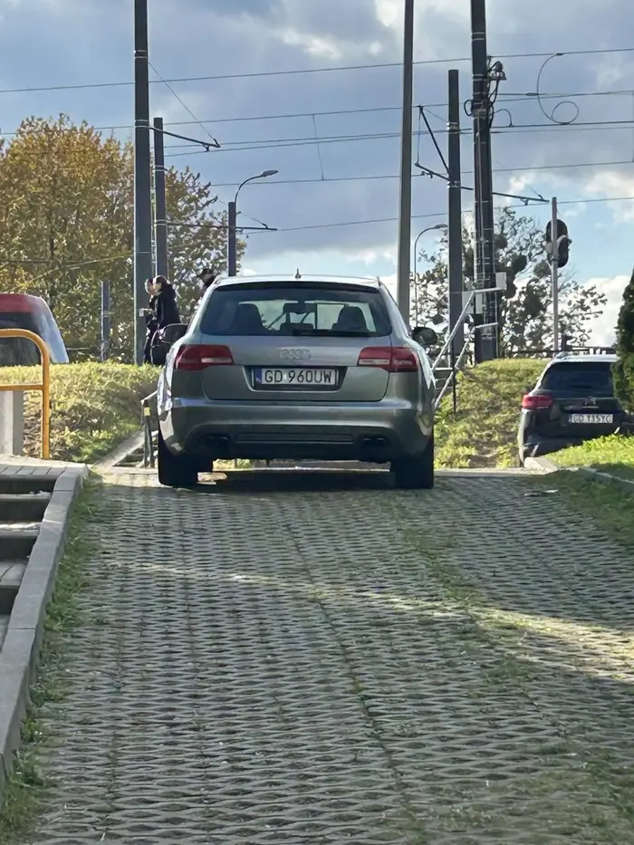 Zaparkowany na wyjeździe