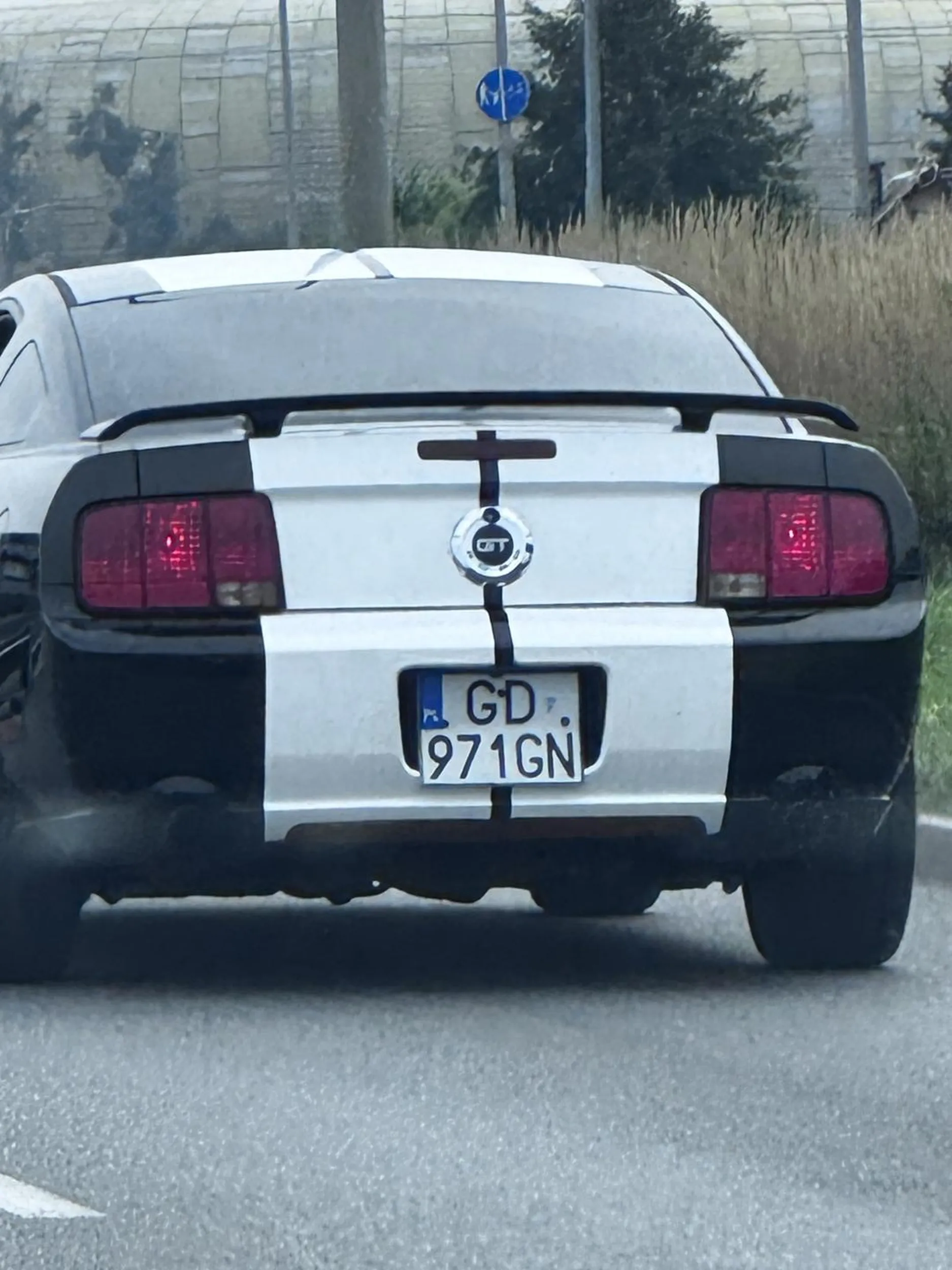 Kierowca ewidentnie myśli że ma mustanga to “może” (jeszcze żeby to był jakiś fajny mustang chociaż). Mam nadzieję że to że się wykłócałeś i nie wpuściłeś innego auta co było twoim obowiązkiem na zwężeniu poprawiło ci dzień