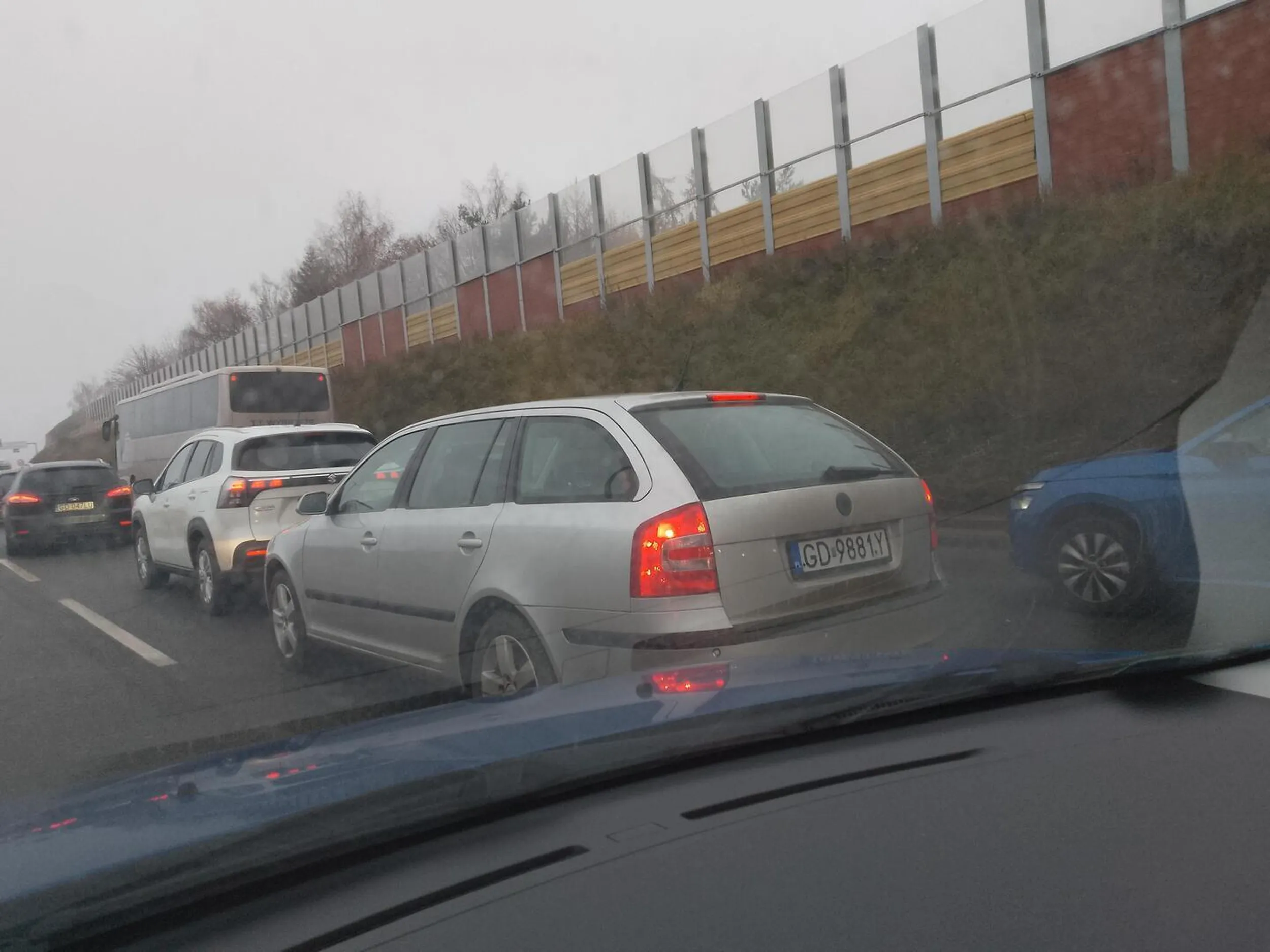 stara rura nie wie co to jazda na suwak w korku, bezczelnie macha łapami i pilnuje zderzaka. Wiem, że zdjęcie jest słabe bo nie widać, że lewy pas jest zamknięty. Lokalizacja: Gdańsk, Armii Krajowej przed Łostowicką (w kierunku na zachód) tam gdzie kończy się lewy pas