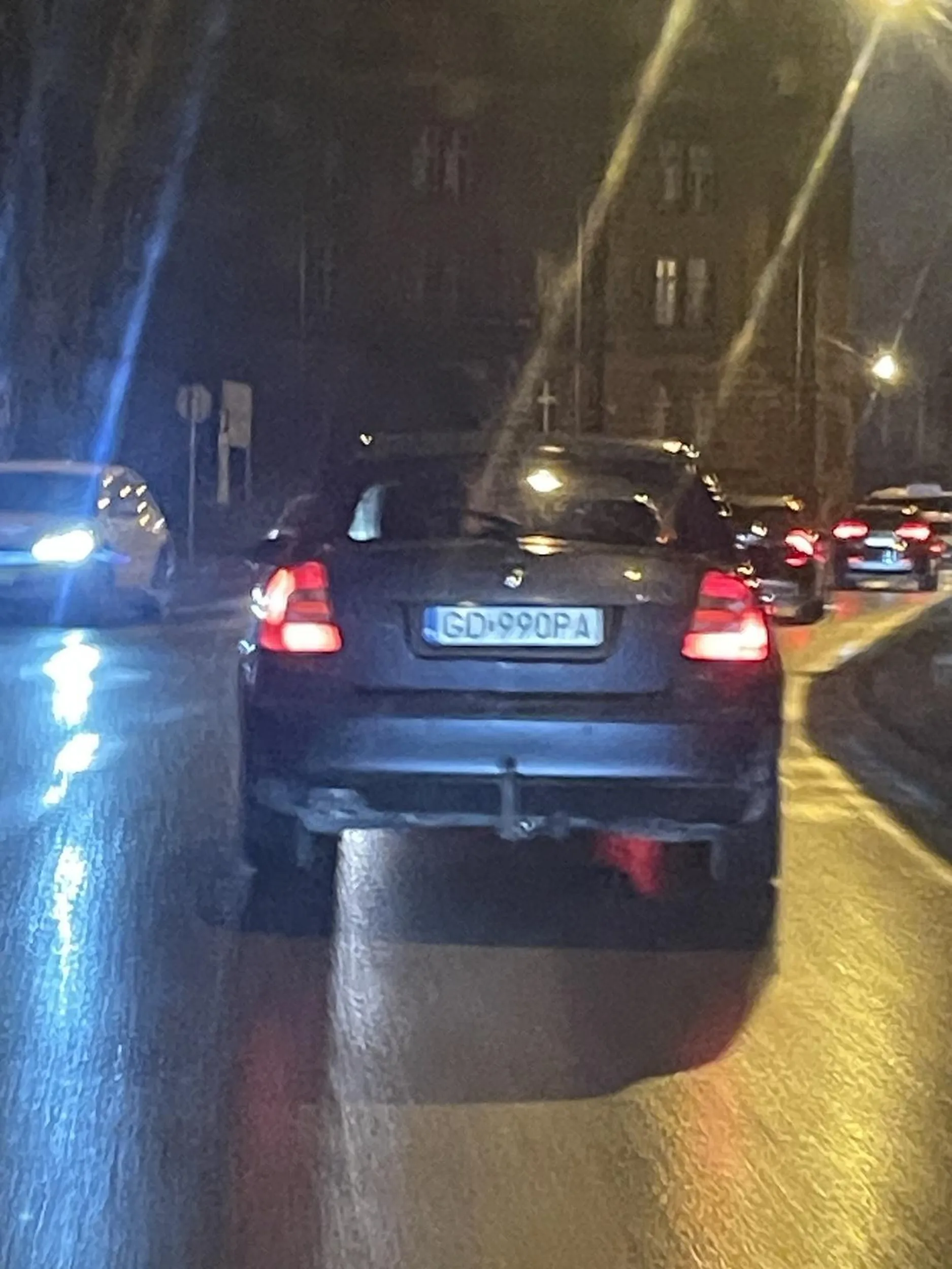 Kierunkowskaz w lewo przy zjezdzaniu na prawy pas. Do tego praktycznie wjezdza zadkiem tej octavi w maske poprzedzajacego auta