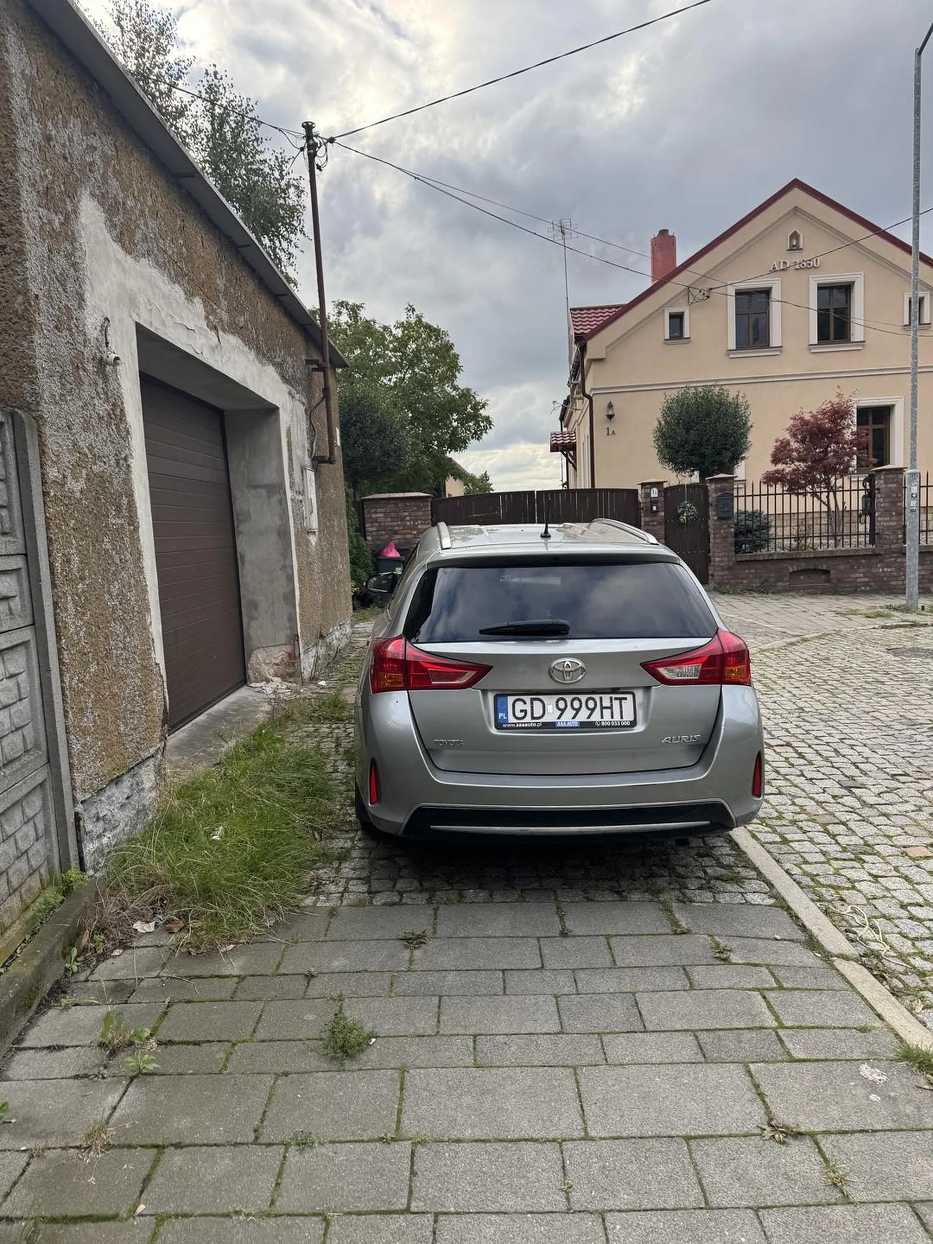 Super się parkuje zajmując cały chodnik ? Przejść się nie da no chyba że po tych zarośniętych trawach gdzie mnóstwo kupek psów.