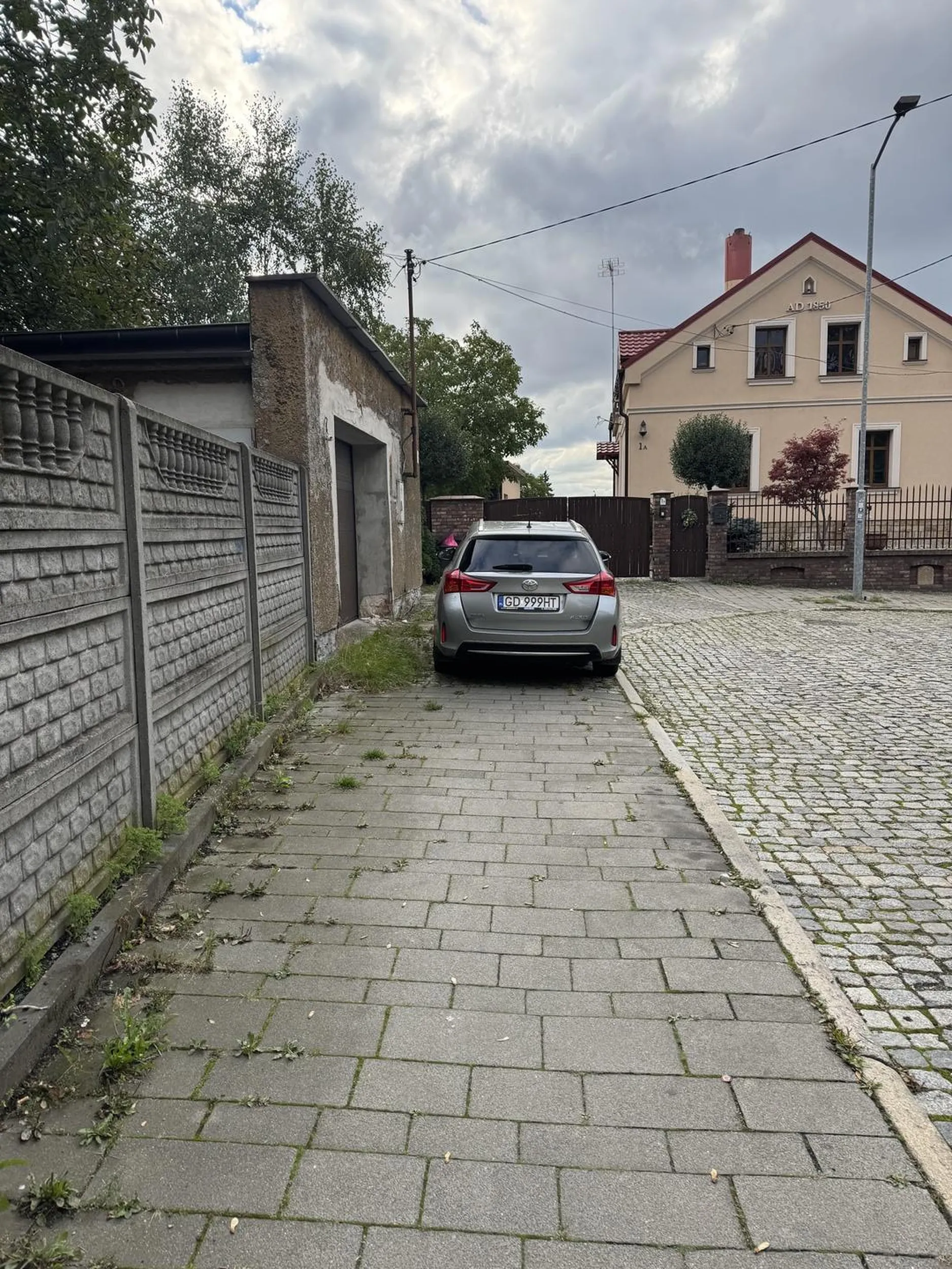 Super się parkuje zajmując cały chodnik ? Przejść się nie da no chyba że po tych zarośniętych trawach gdzie mnóstwo kupek psów.