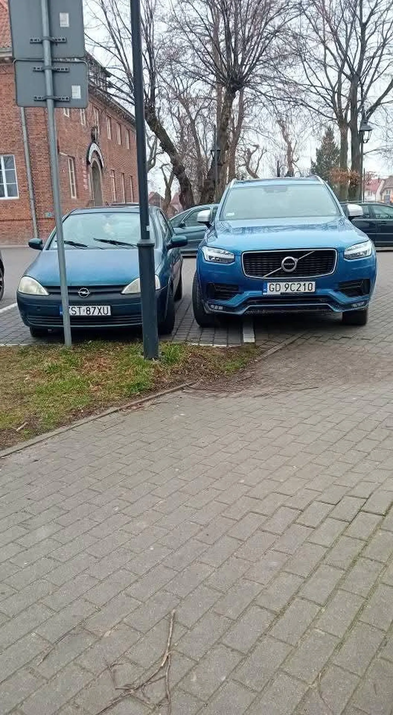 Trochę jakby niepełnosprawna bo to kobieta była poszła o własnych siłach pełnosprawna . Chłopu dostęp do auta zablokowała https://www.facebook.com/share/p/19s8LnBb8f/