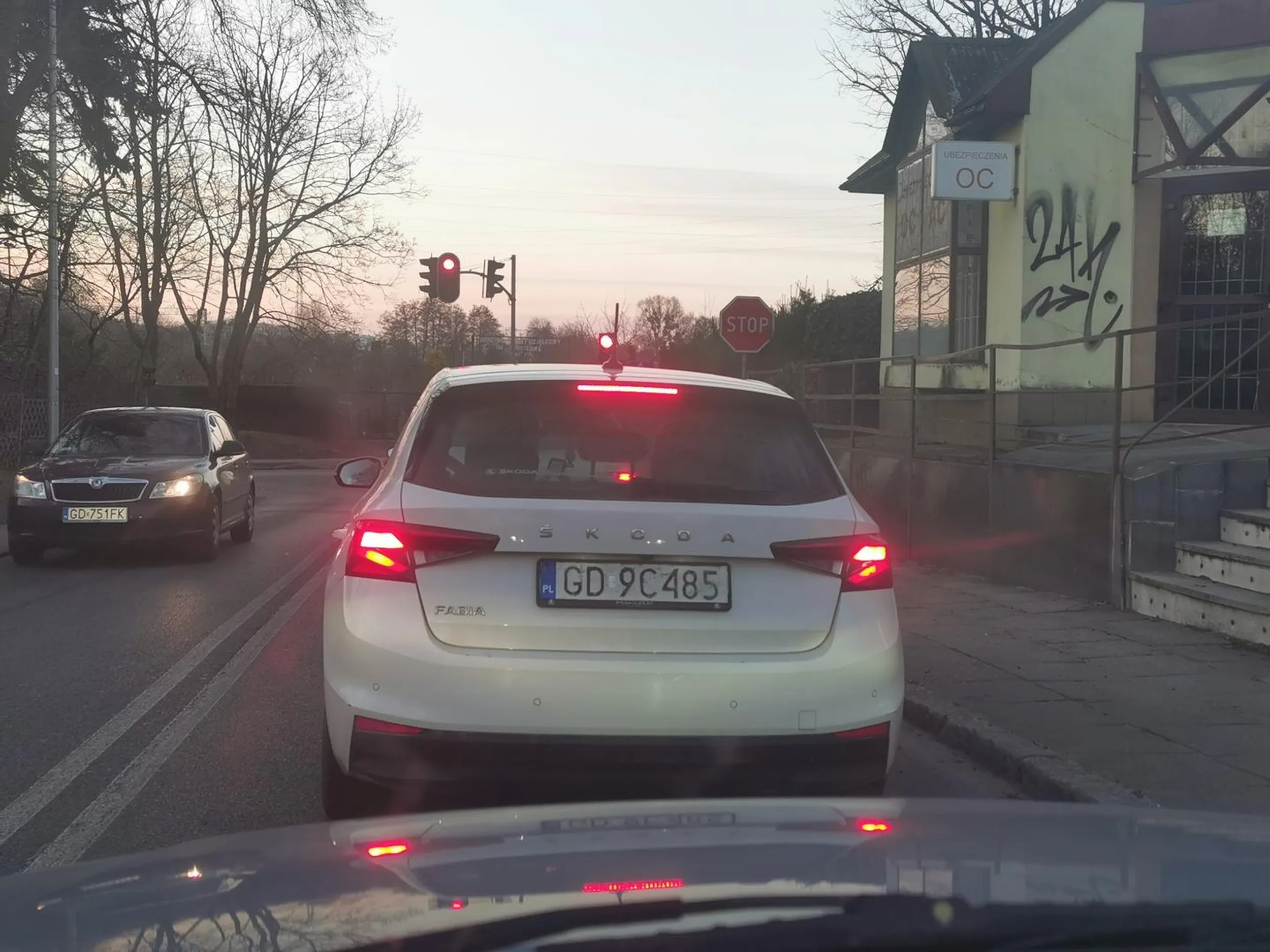 Młody w kapturze jeździ po polu wyłączonym z ruchu i wciska się prawie powodując kolizję. Na kolejnych światłach chwycił telefon tylko po to żeby przejrzeć parę tik toków i pojechał w siną dal