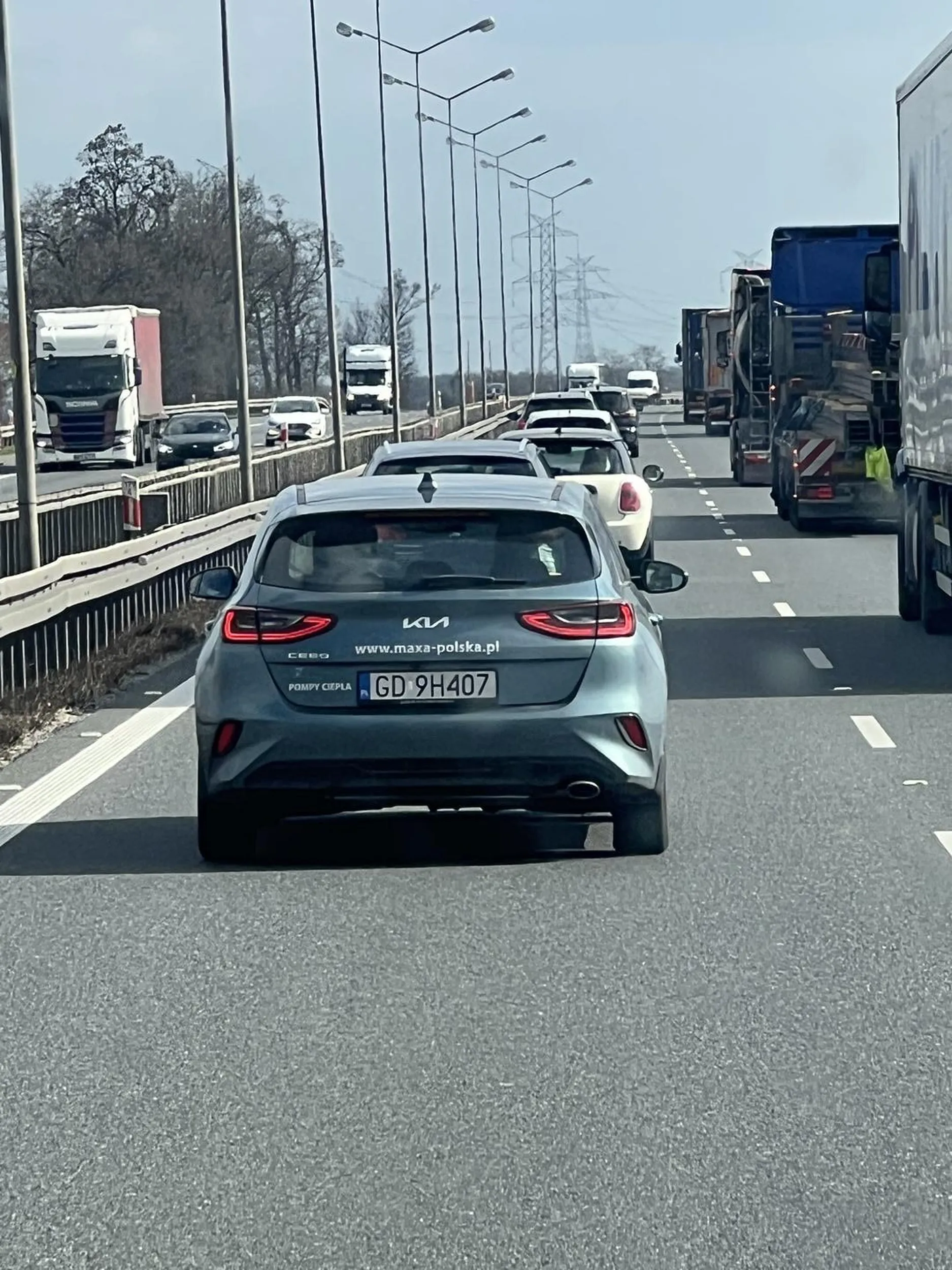 Wymusza pierwszeństwo na A4, wyprzedza sznur aut prawym pasem po czym w ostatniej chwili jak widzi że nie wyprzedzi nawet jednego auta to wskoczy na lewy 0.5m przed maską.