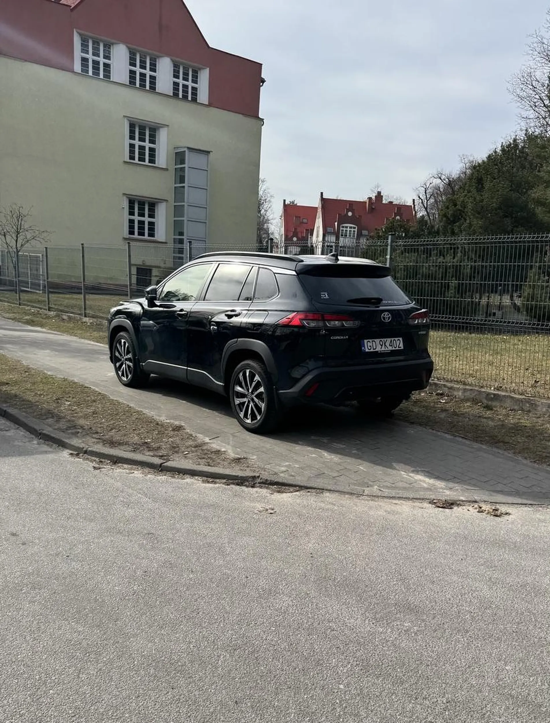 Super zaparkowane! elegancko na chodniczku.