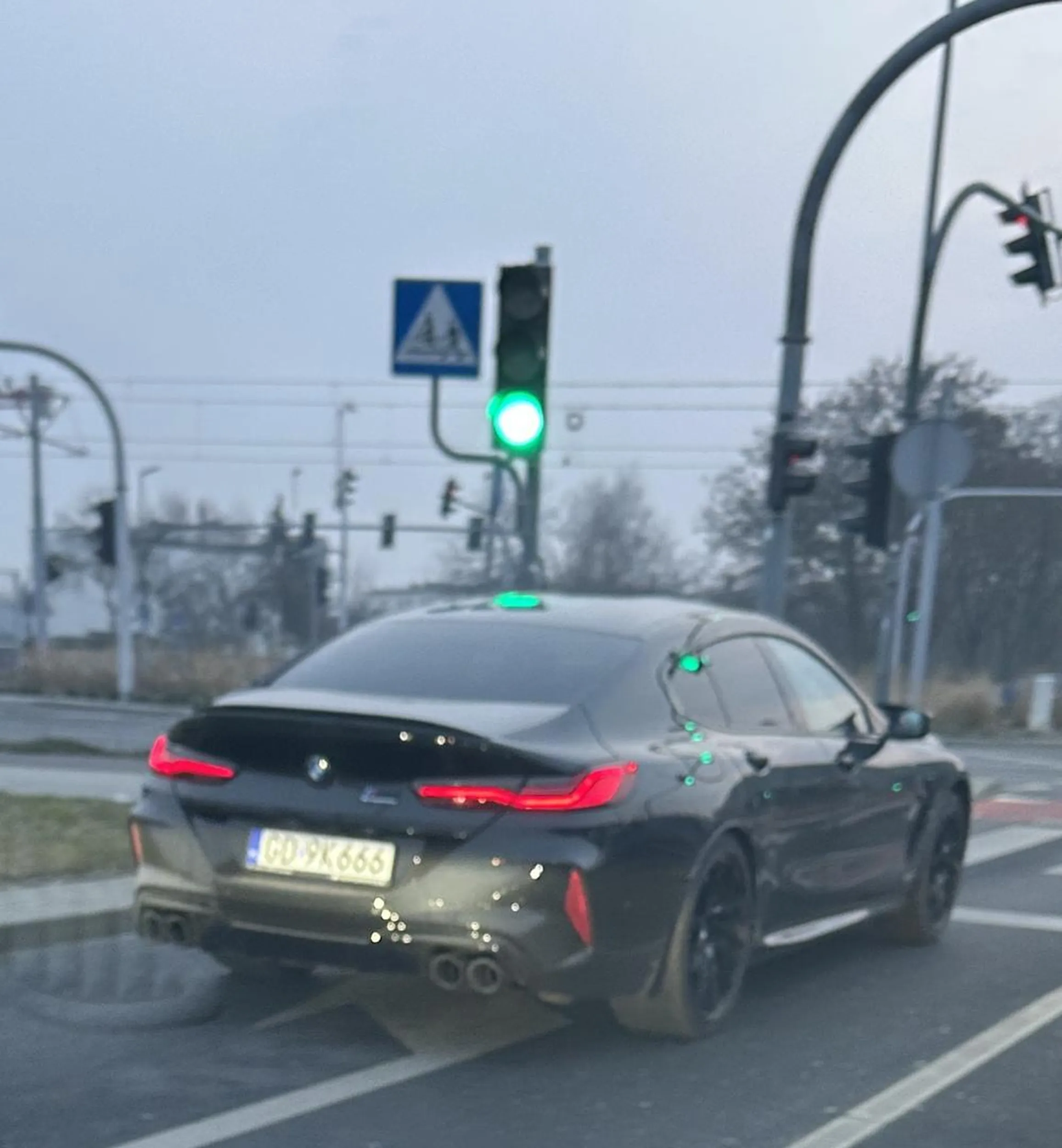 Pirat drogowy, który powinien stracić prawo jazdy. Rajd po Toruniu slalomem między samochodami od świateł do świateł, przekroczenie prędkości i zmiana dwóch pasów na samym dojeździe do czerwonego z zajechaniem drogi pozostałym. Oby stracił prawo jazdy zanim zrobi komuś krzywdę.