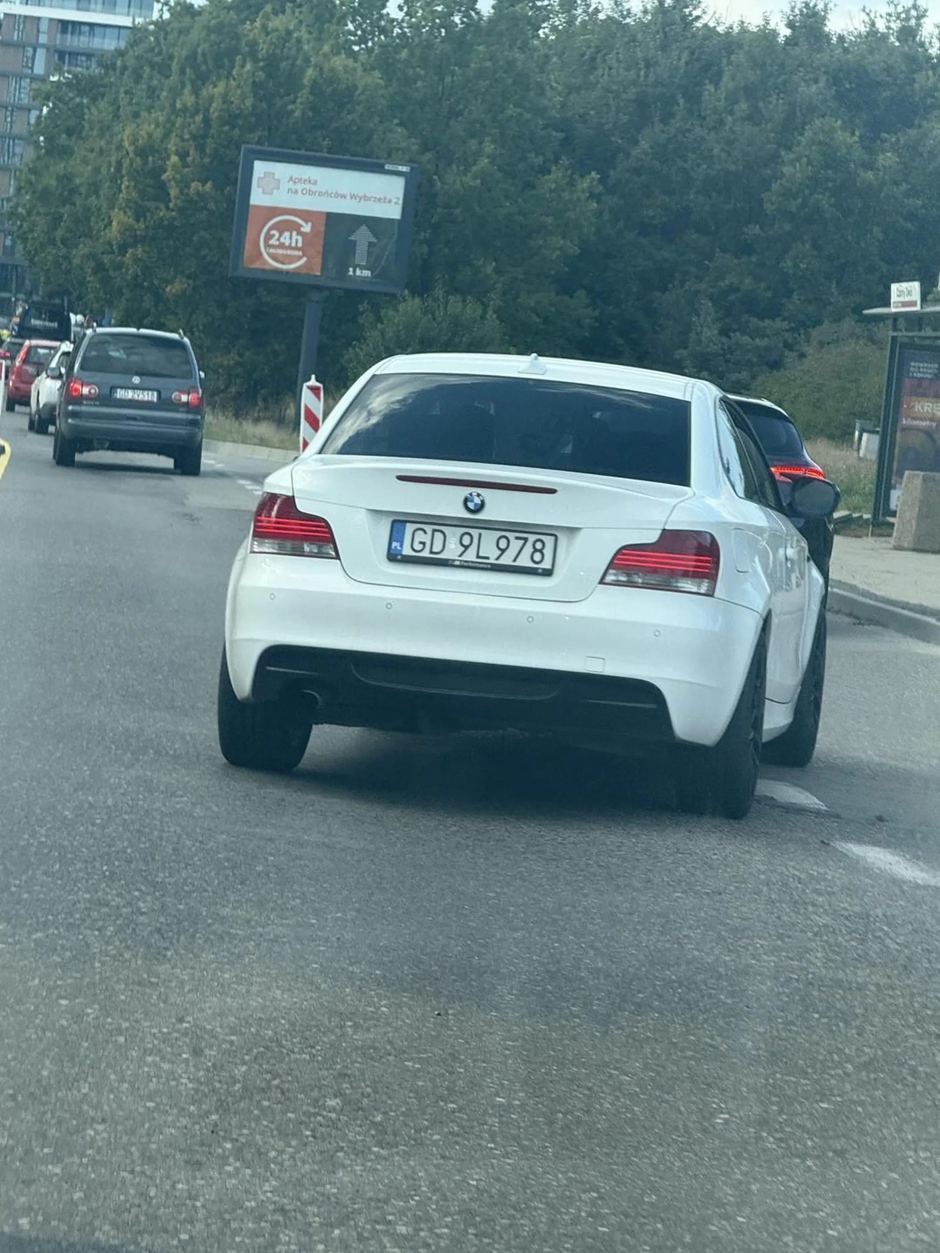 Kondom , ciapaty . Nie chce wpuścić a potem zjeżdża na zatoczkę autobusów po 50 metrach , co ci to daje kondomie . Jeździć nie umiesz
