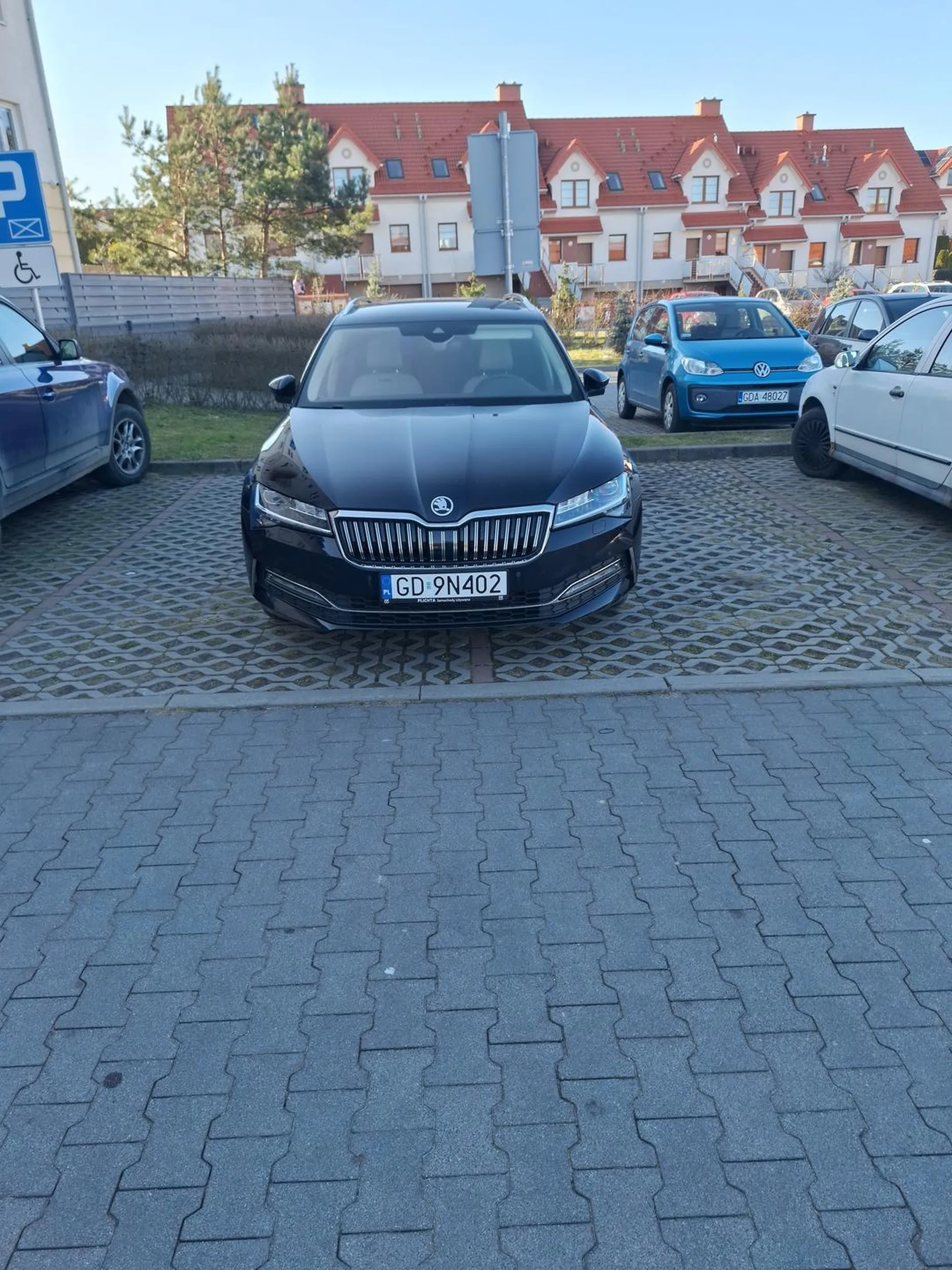 Piękne parkowanie na 2 miejscach :)