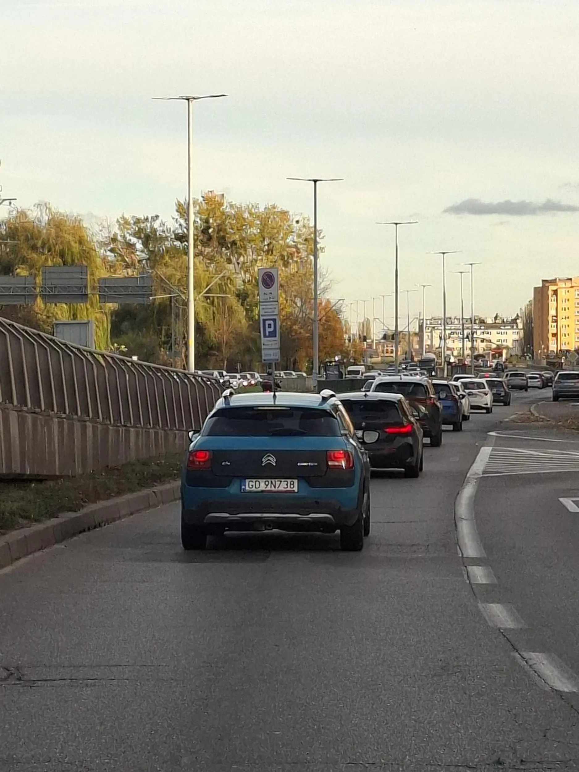 Zajechał nam facet drogę bez kierunku i jak go strukaliśmy to zjechał na prawy pas żebyśmy go wymineli i potem znowu nam zajechał drogę chcąc doprowadzić do wypadku. Idiocie dumę wywaliło