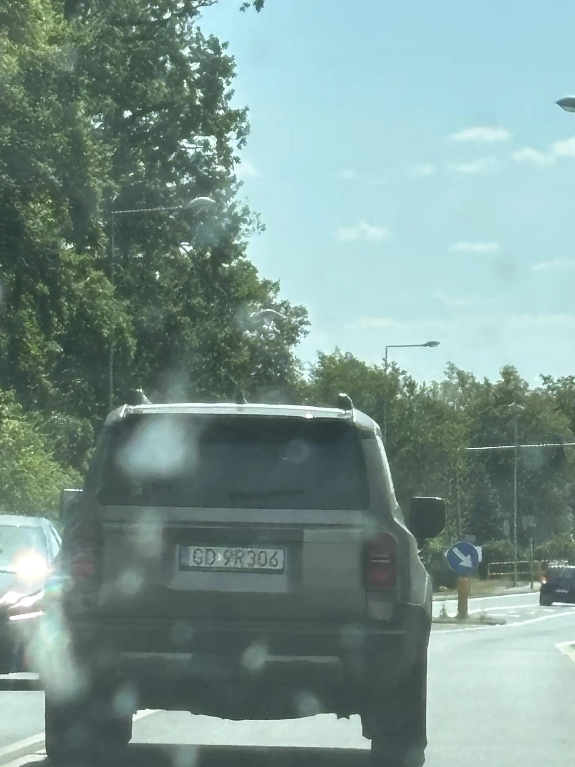 Kierowca jechał jak by był pijany albo pod wpływem narkotykow. Łapał pobocze, wyjeżdżał na przeciwległy pas.