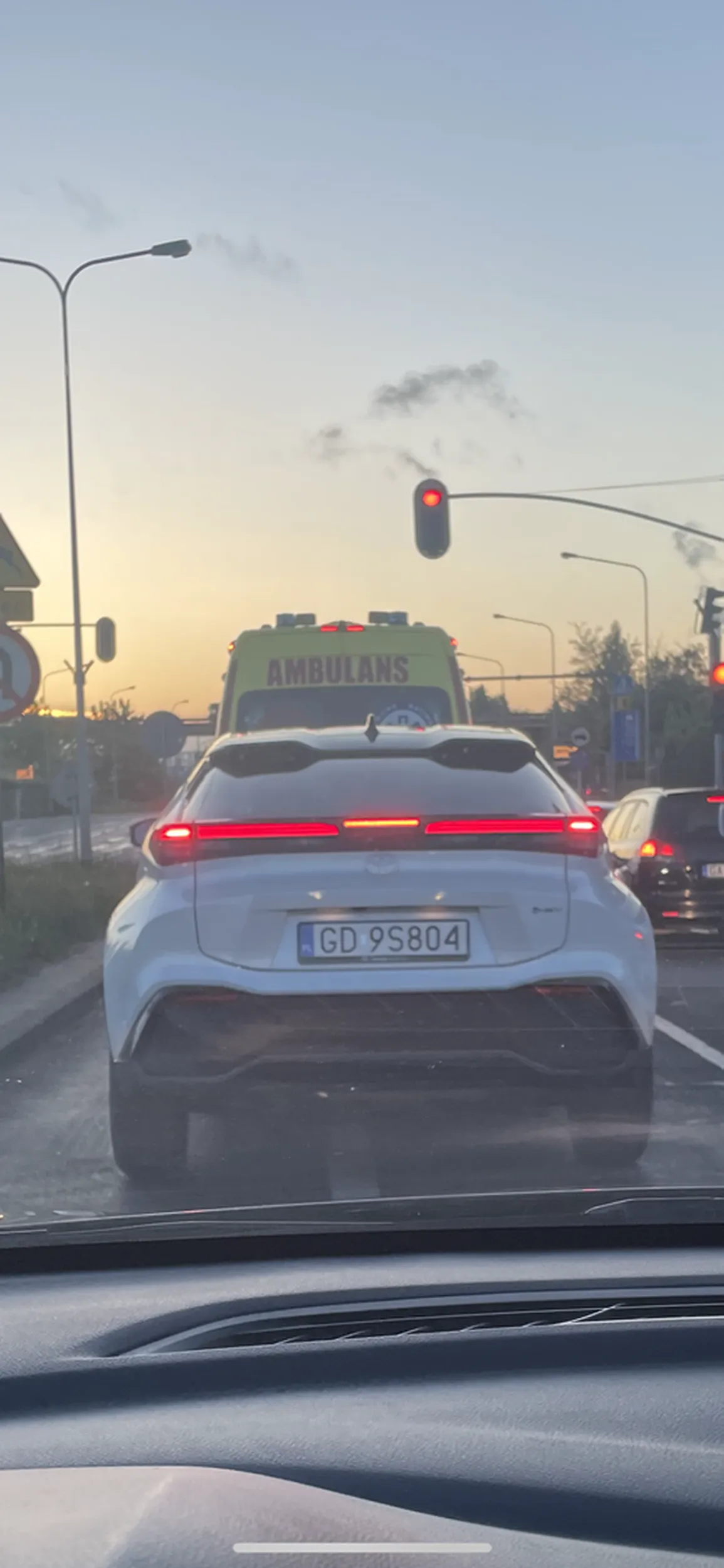 Jedzie lewym pasem mimo ze prawy jest całkowicie pusty jednocześnie trzyma i rozmawia z telefonem w ręku. Wymijając prawie się we mnie wjebała nie pozdrawiam