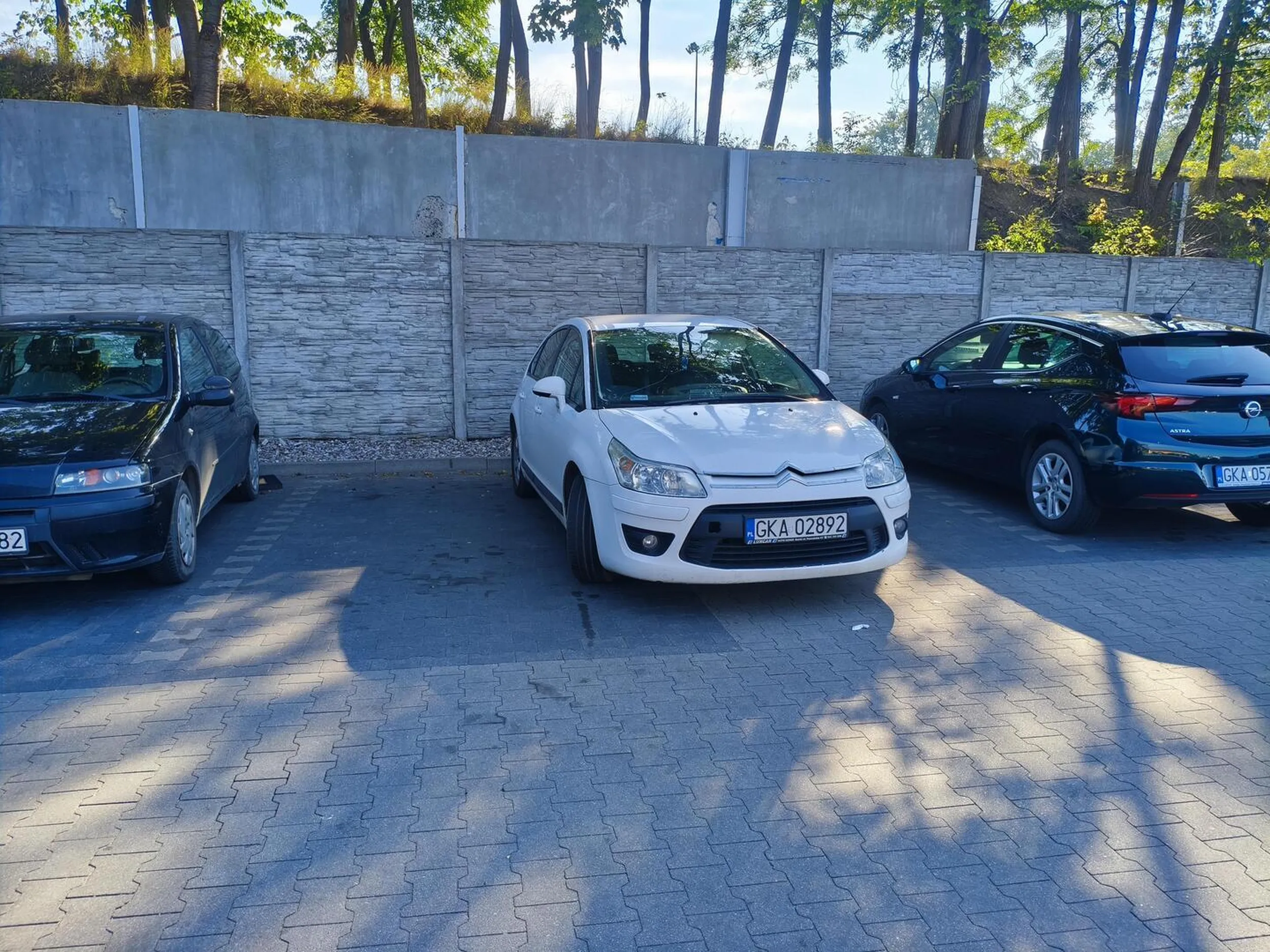 Pani mimo zwrócenia uwagi nie poprawiła auta tylko zaczęła się rzucać. Życzę, aby szukają miejsca i tylko takie znajdowała