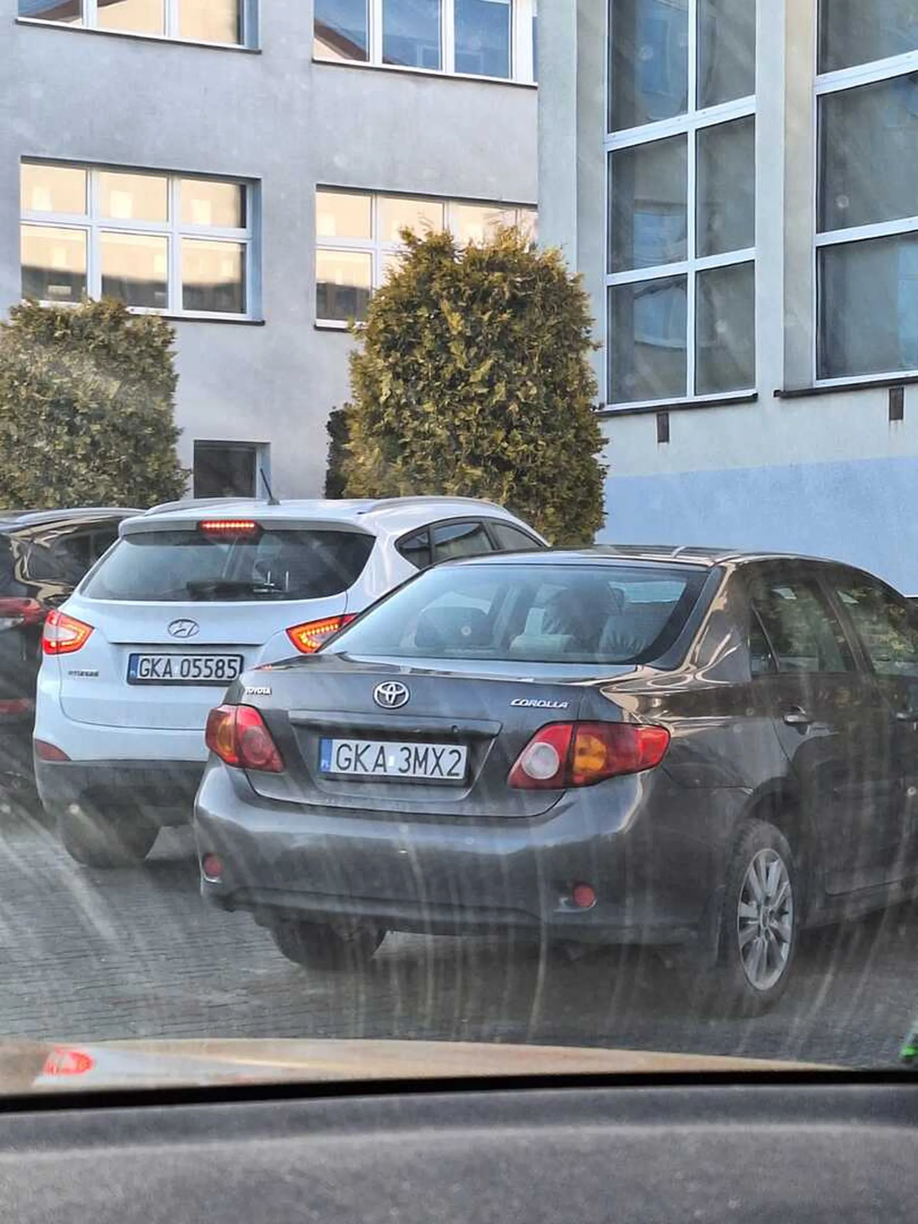 Na parkingu pod ZSZiOK walnęła komuś w tył samochodu, po czym wyszła, zobaczyła że jej samochodowi nic nie jest i szybko zmieniła miejsce parkowania