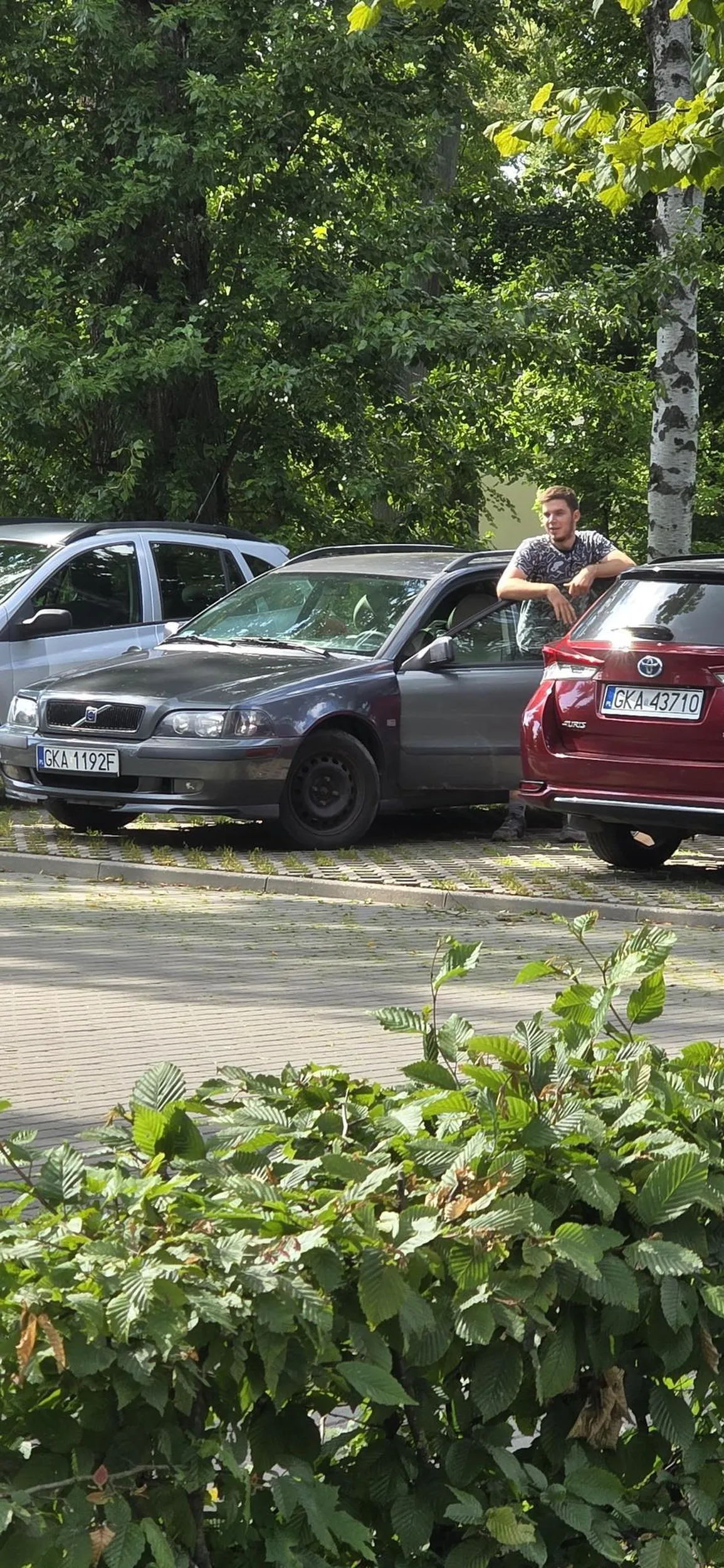 Kierowca tego Volvo za grosz szacunku do posiadania tej marki. Jego twarz ewentualnie pasuje do matiza. Do tego prawo jazdy wykopał w rowie i nie umie jeździć