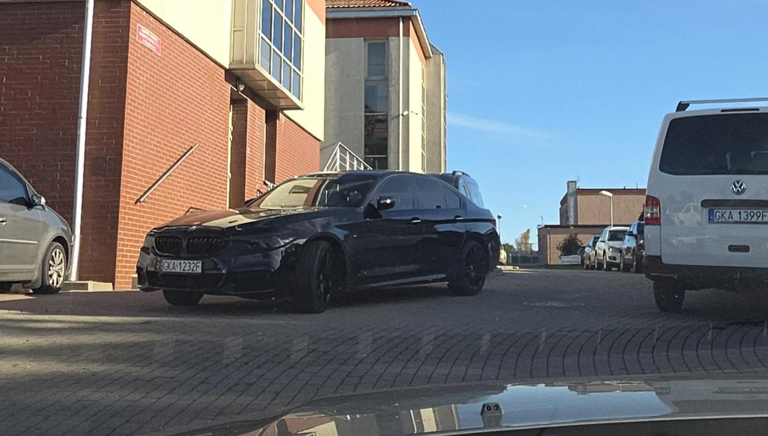 Burak w BMW który parkuje pod ośrodkiem zdrowia tak że blokuje całkowicie wyjazd z parkingu oraz wyjazd dla karetek.  Żenujący typ.