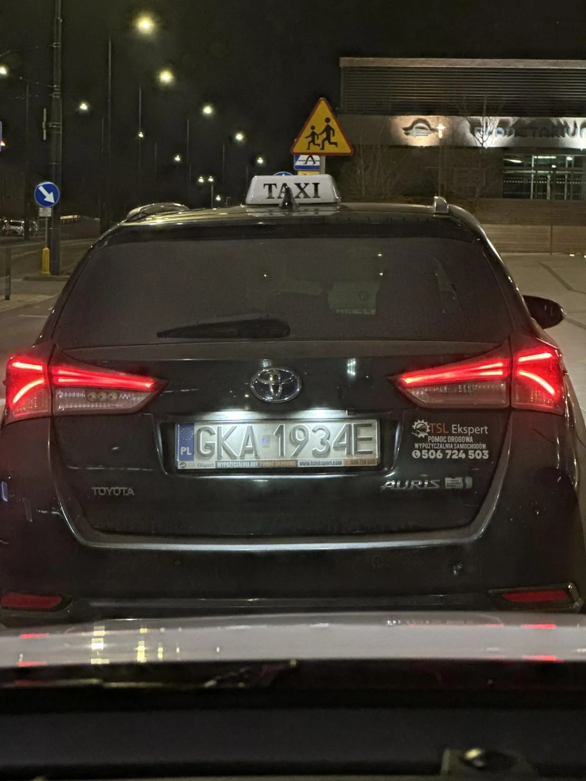 Polecam tego kierowcę. Przewiezie, odbierze poród, a i gładź szpachlową położy. Człowiek wielu talentów, filantrop, poliglota, a przede wszystkim dumny reprezentant ekipy MMC