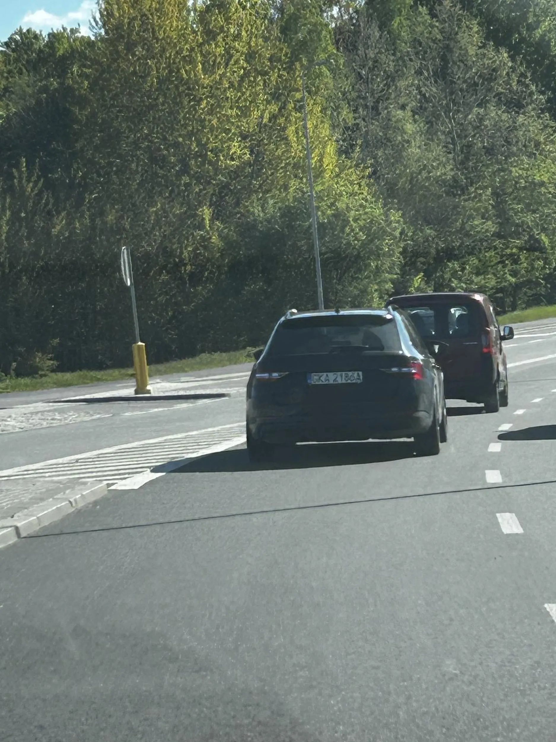 Zajeżdża, ściga się z innymi uczestnikami ruchu drogowego, przekracza dwukrotnie prędkość, a z tyłu w fotelikach dwójkach małych dzieci, pomyśl człowieku
