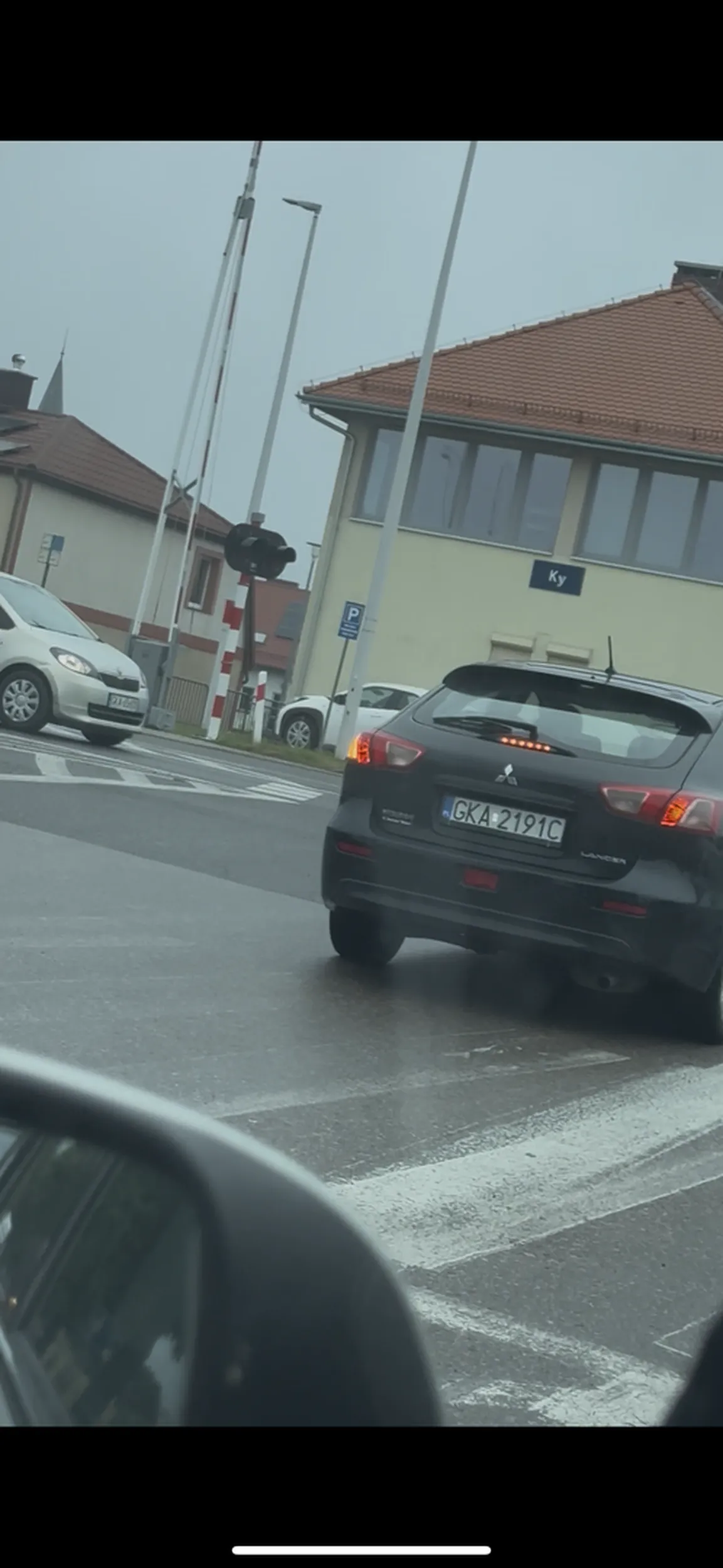 Samochód wyprzedza przed przejściem dla pieszych jedzie pod prąd, przez skrzyżowanie ! Kartuzy - jedzie z ulicy kościerskiej na ulicę Gdańska - dzisiaj godzina 16:10