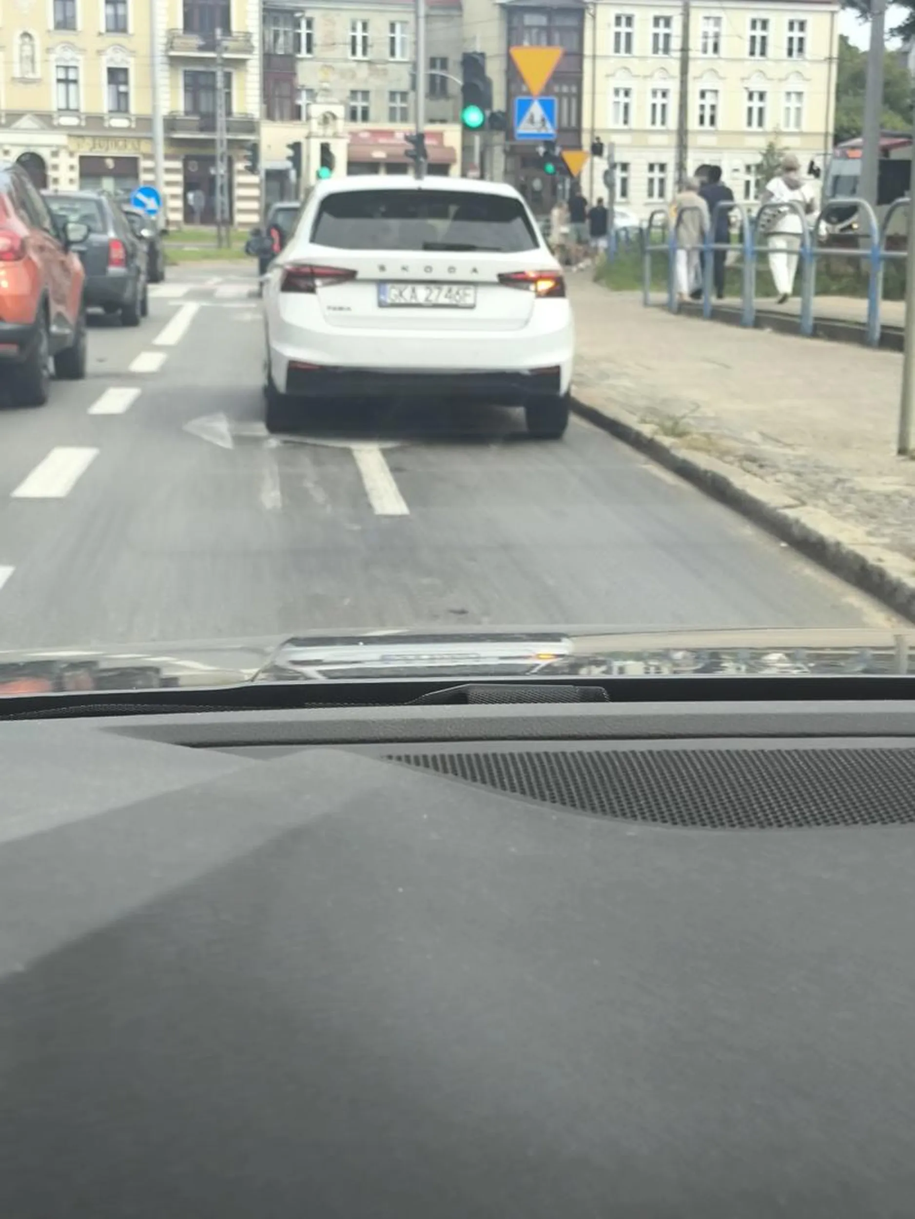 Propnuje uwazac na to auto.jezdzi nim jakas gruba, stara baba ktora nie powinna miec prawo jazdow. Ciagle hamuje, zostawia po 50-100m odstepu od kolejnego auto jak stoi na swiatlach, nie wrzuca kierunkow, blokuje lewy pas, nic nie ogarnia co sie dzieje