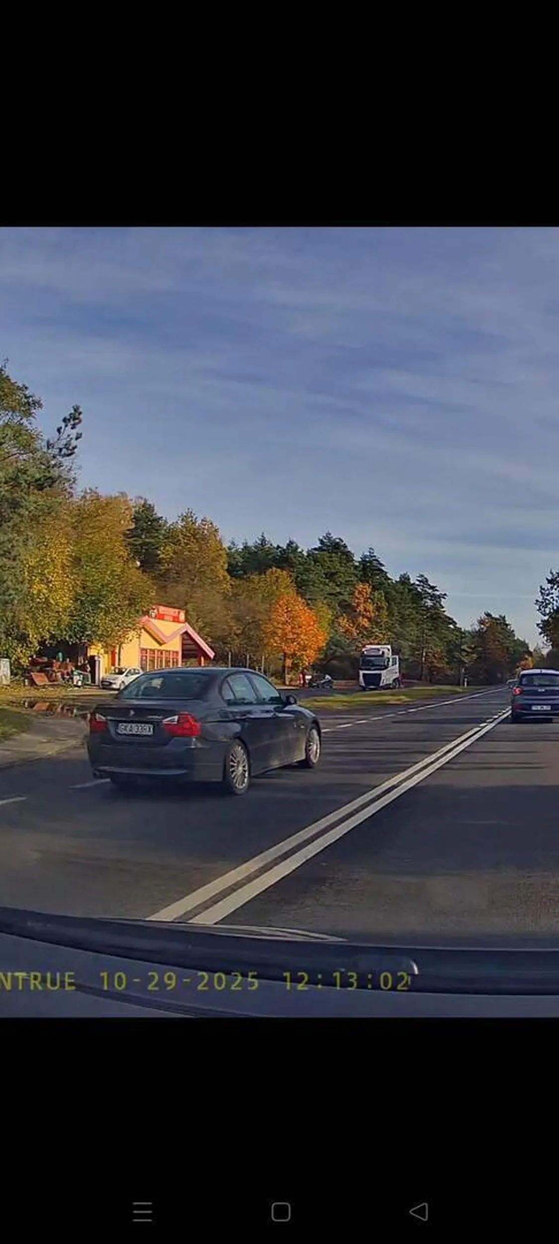 Podwójna ciągła i jakiekolwiek przepisy ruchu drogowego nie dotyczą tego kierowcy.