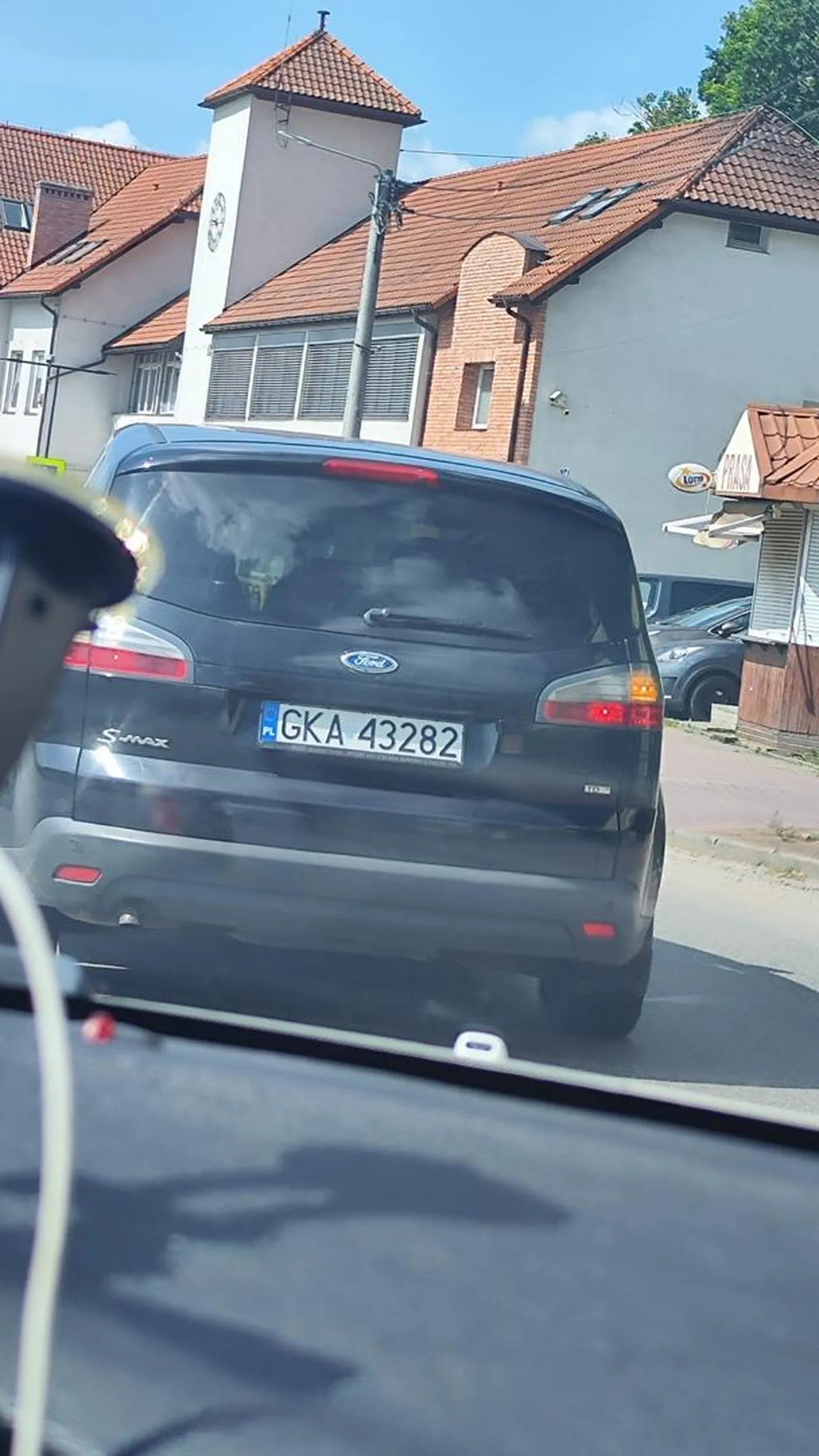 Wymuszanie na rondzie w Żukowie. Baba wjeżdża pod samochód i wymusza