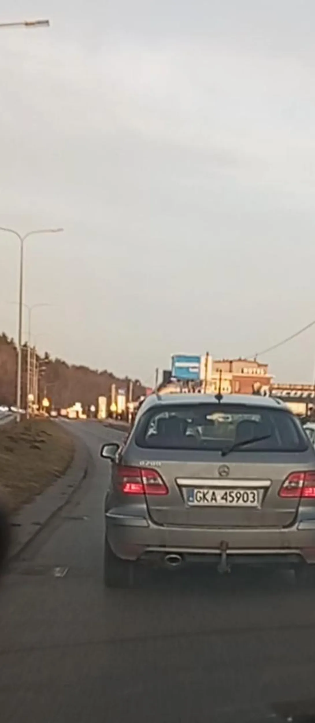 Szeryf na lewym pasie a na końcu i tak zjechał na prawy bo skręcał w prawo