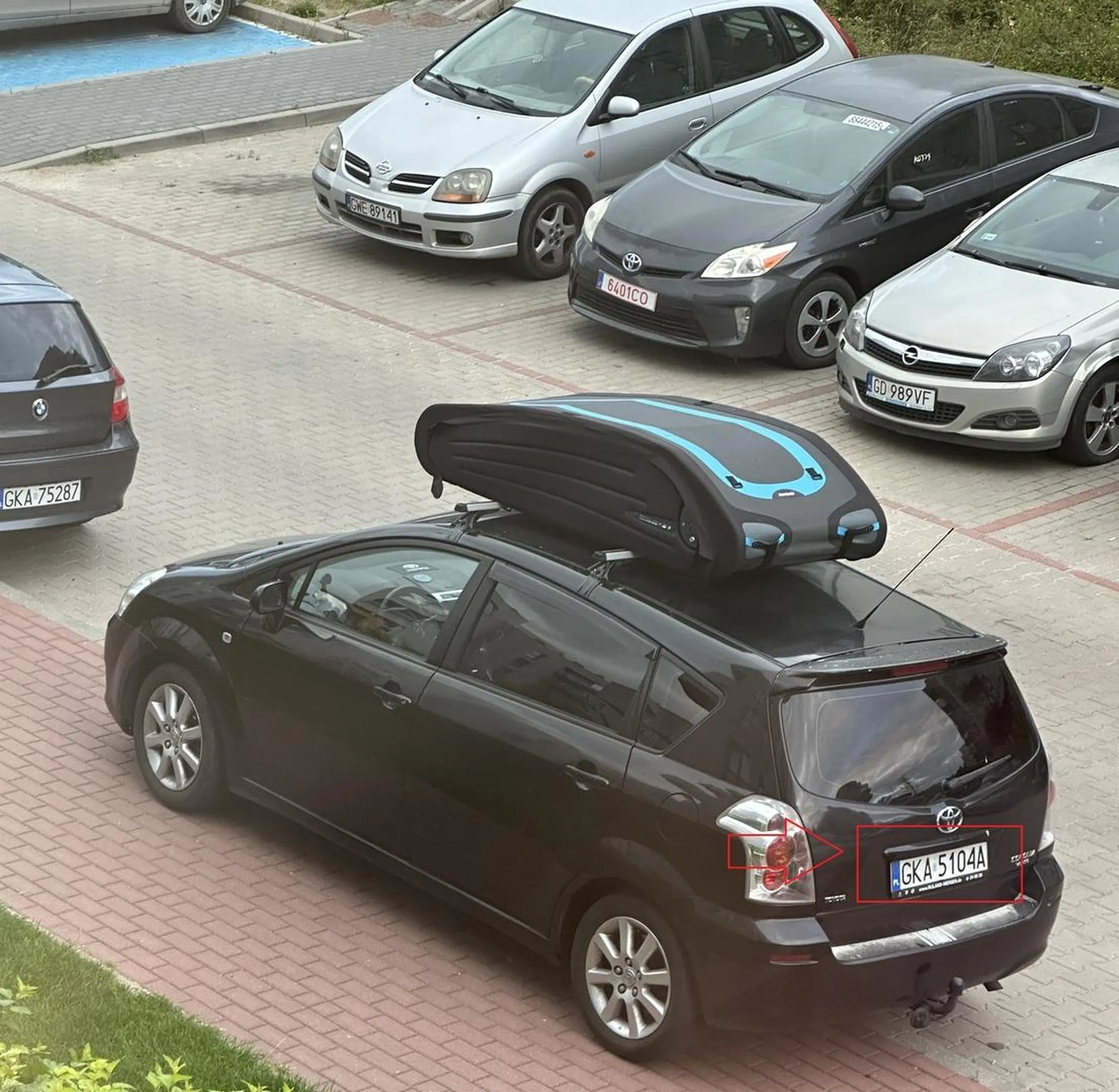 Sprawa parkowana zgłoszona do odpowiednich organów. Notoryczne parkowanie na chodniku, po raz kolejny trzeba było 100 razy wykręcać zanim udało mi się rano wyjechać do pracy. Kierowca parkuje na chodniku, nawet gdy miejsca postojowe są wolne.