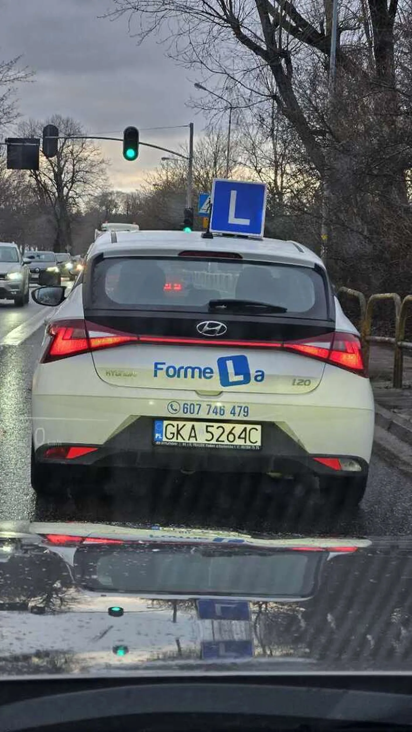 Instruktor powinien mieć zabrane uprawnienia do nauki jazdy! Kursantka pod jego pieczą nie wpuszcza podczas jazdy na suwak, jeździ 40km/h na drodze z dopuszczalną prędkością 90km/h blokując cały ruch na drodze krajowej z Gdańska do Żukowa, oraz wykonuje zmiany pasa ruchu bez kierunkowskazu. Jeżeli jest przyzwolenie na to od instruktora to strach pomyśleć co będą robili ci kursanci po zdaniu prawa jazdy. PS. Nie wiem czy masz żonę/partnerkę Panie Instruktorze, ale nie przystoi chyba leżeć na miejscu pasażera i być bardzo blisko głową do kursantki jakby się chciało ją zbałamucić. Twój szelmowski uśmieszek wraz z czapeczką z daszkiem założoną w aucie jest obleśny. Wszyscy użytkownicy dróg to widzą więc jak masz ochotę na przygody to jedź do lasu na grzyby a nie migdal się z kursantką na drodze publicznej.