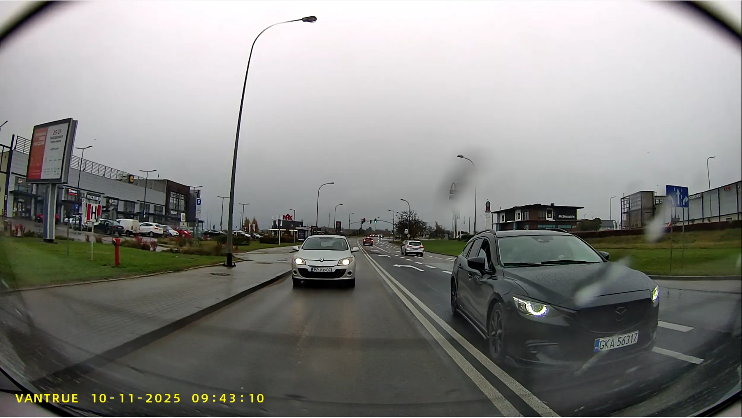 Gdańsk, ul. Przywidzka 10.11.2025r. godzina 08:43 (na zdjęciu nie przestawiona godzina). Pani Burak z Kartuz (wnioskując po rejestracji) przyjechała do większego miasta na zakupki i nagle zapomniała o podstawowych przepisach ruchu drogowego. Nie wiem co w danej chwili miała w głowie, ale tak bardzo chciała się zrównać z moim autem, że przekroczyła podwójną ciągłą a nawet żadnego argumentu nie miała - dalej się pruła parówa. Mam nadzieje, że jak kiedykolwiek Twój mąż wejdzie cudem na tą stronę, przeczyta to, spali się ze wstydu i będzie Ci kazał do miasta jeździć autobusem. Nie pozdrawiam.