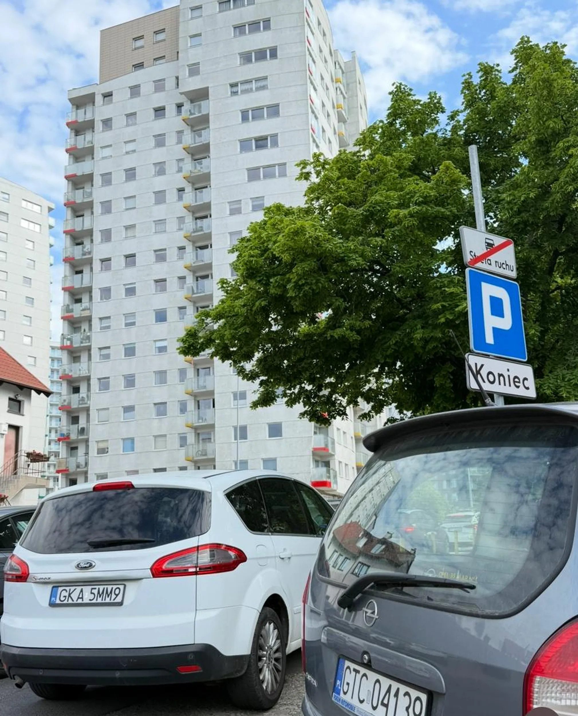 Jak widać na załączonym obrazku za znakiem był koniec parkingu… (wyjazd z bloków mieszkalnych) - gdzie i tak już jest ciężko do wyjechania jak duże auta stoję na przodzie. Fatalny kierowca.