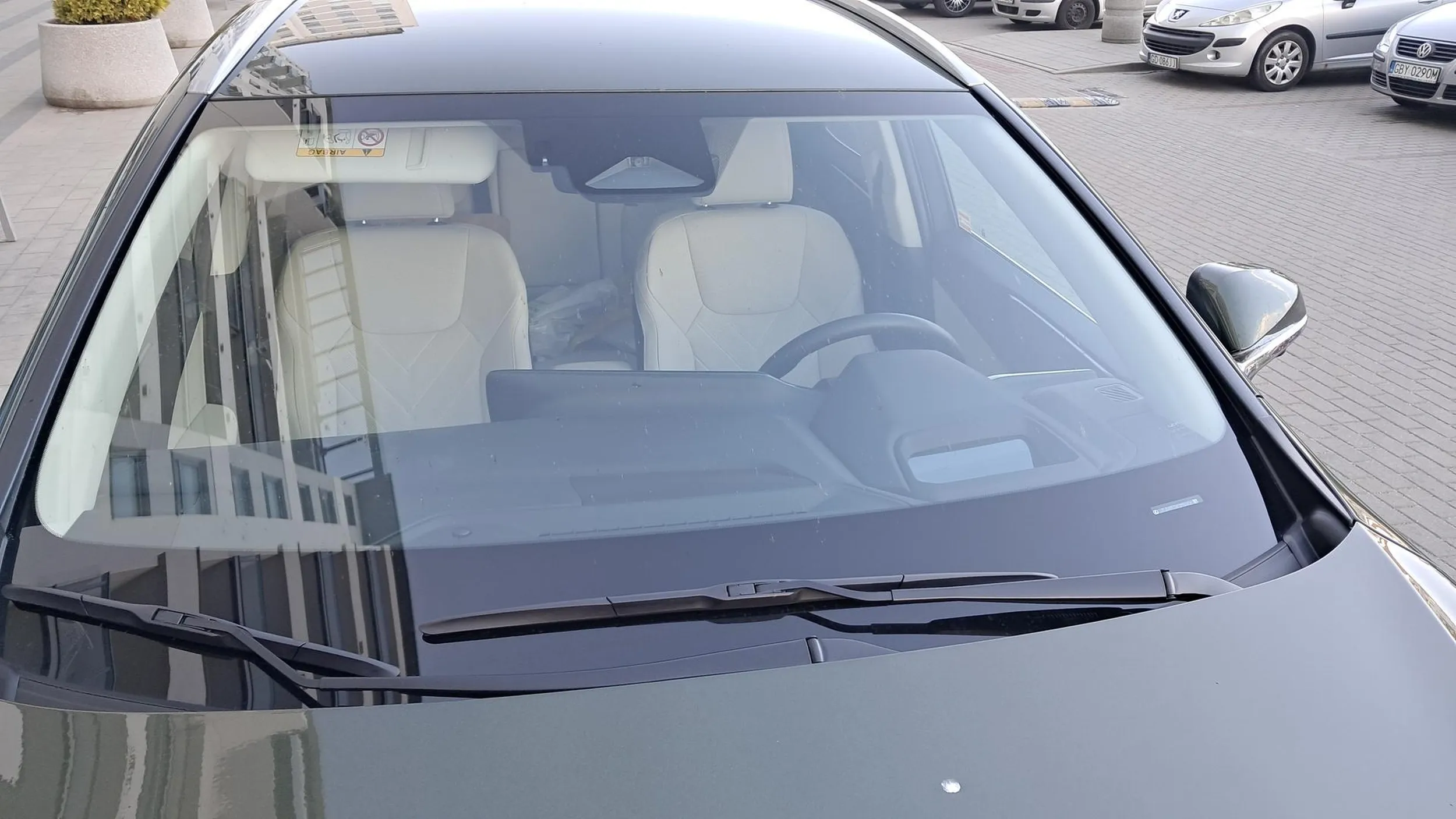 Pan/pani z Lexusa widocznie identyfikuje się jako osoba z niepełnosprawnością, bo na miejscu do tego przeznaczonym stoi, ale karteczki brak...