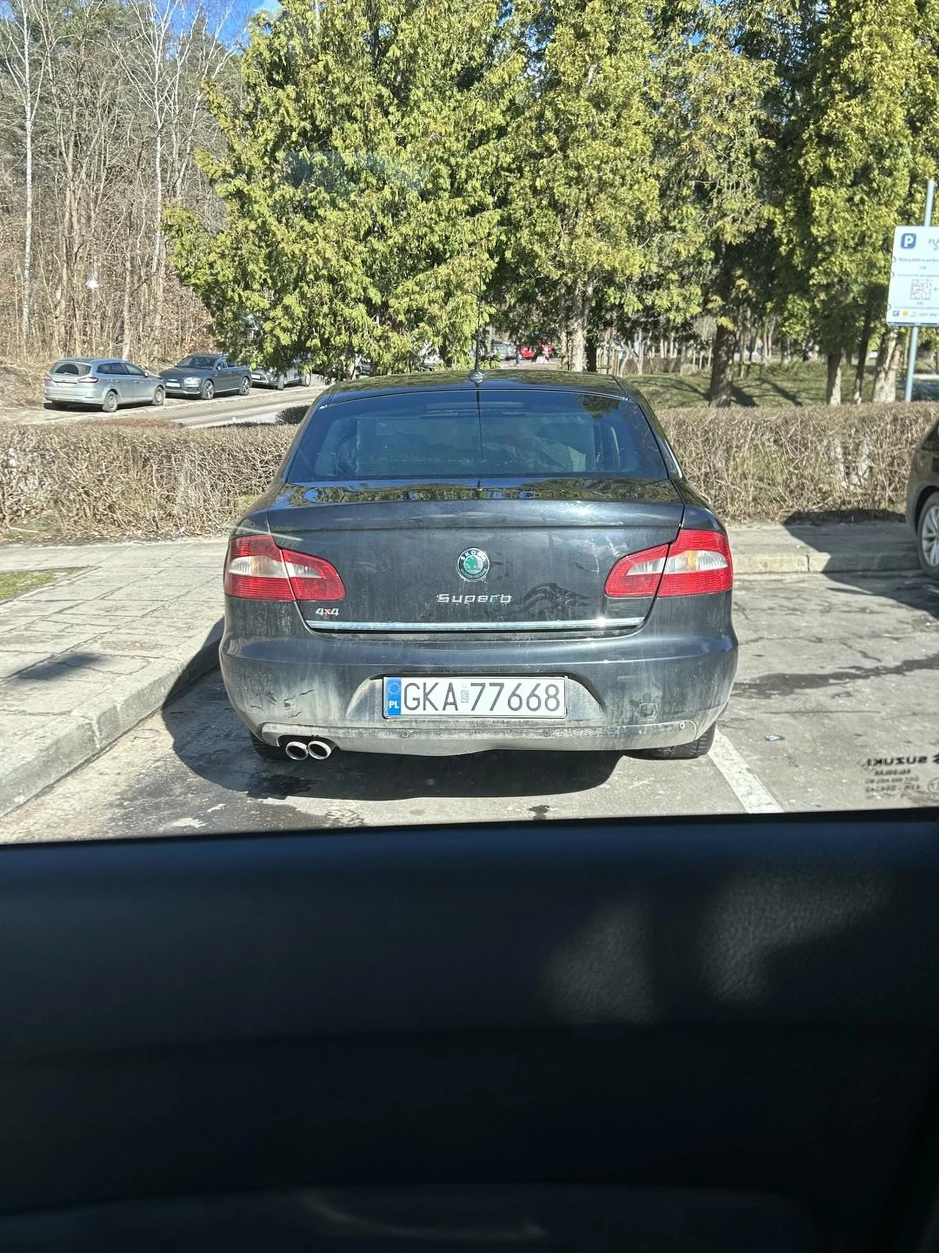 Parkuje na lini pod szpitalem centralnie na lini gdzie nie da się obok zaparkować ma cały szerokie miejsce parkingowe a najeżdża na linie !