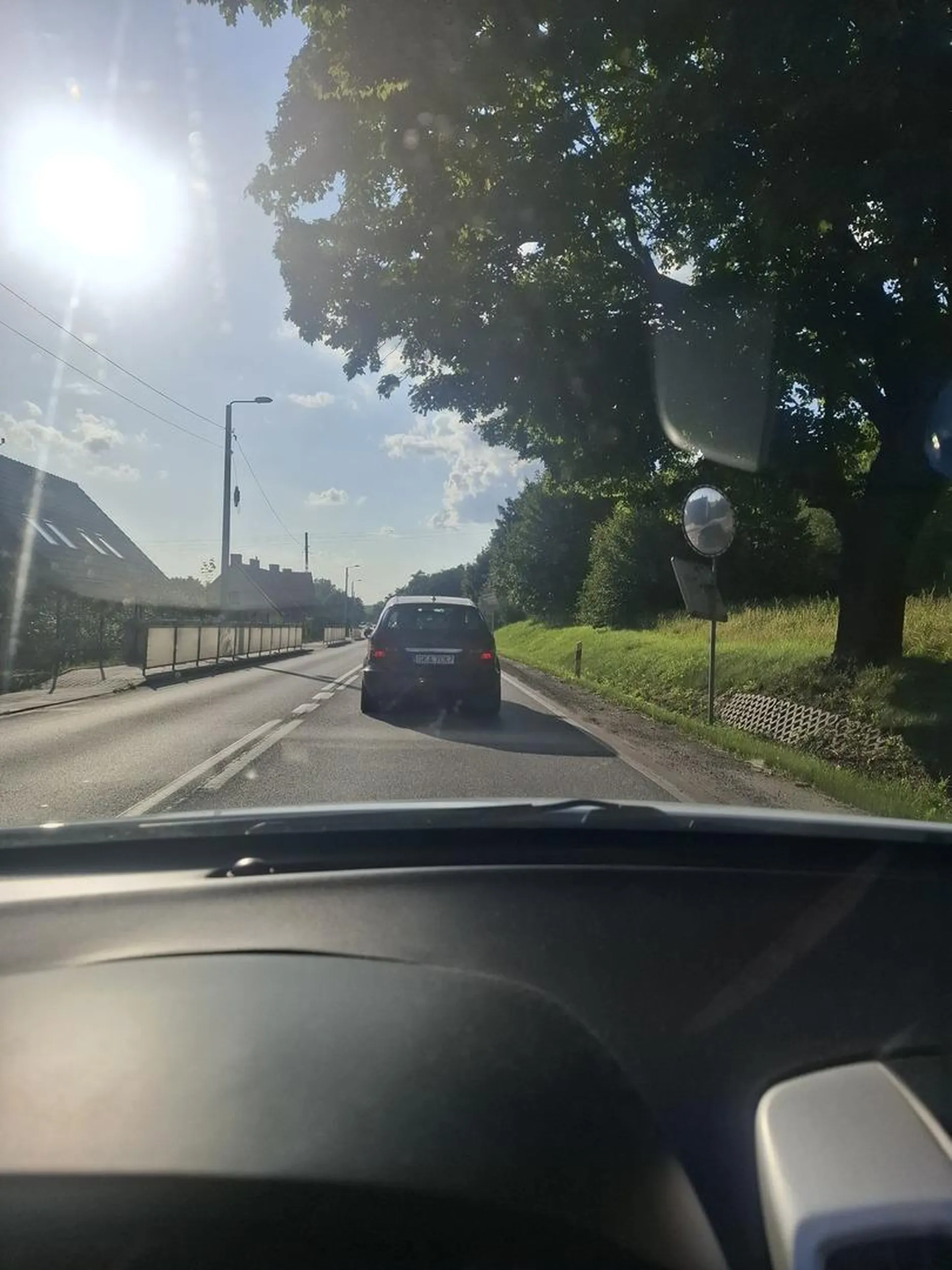 Huj z merola wyprzedza w korku gdzie i tak stoją auta. Pozdrawiam z rodzinką. Fajnie że jesteś 1auto szybciej ?