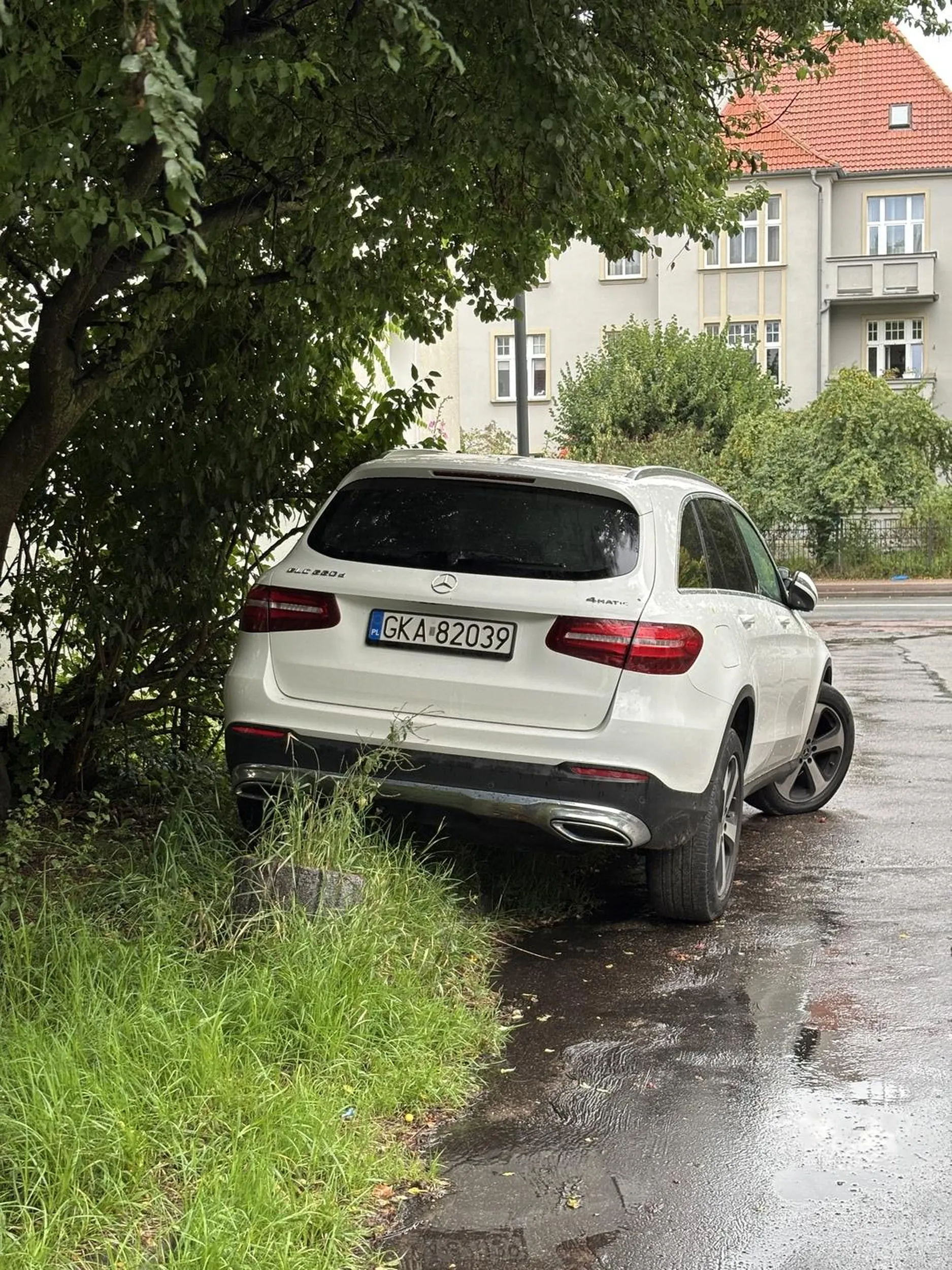 Baba na mózgi z jelitem się pozamieniała. Wjeżdża na prywatny teren i postanawia zaparkować na trawniku. Obok wielki parking ale 5zl szkoda. Nie masz na parking to nie masz tez na litr paliwa wiec zostań w domu.