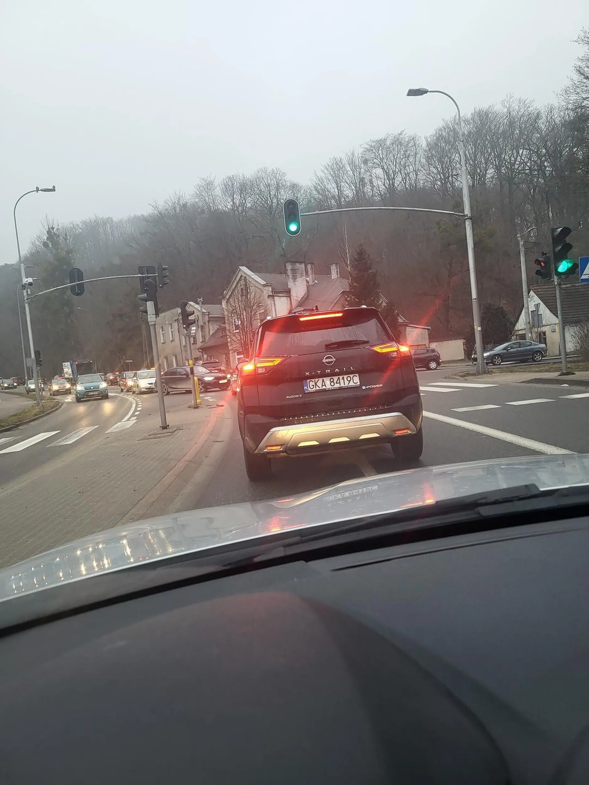 Agresywny. Wymusza pierwszeństwo.