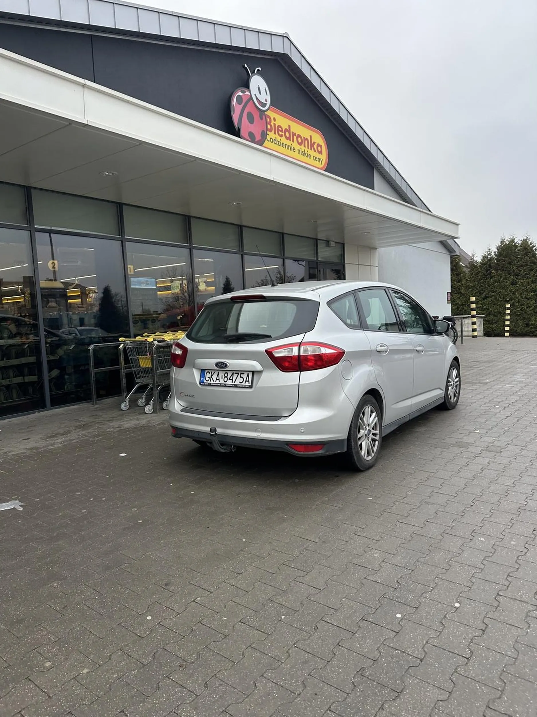 Masa miejsc wolnych, a kierowca musi stanąć przy wejściu do sklepu, centralnie przy wózkach. Dookoła masa wolnych miejsc. Brak kultury