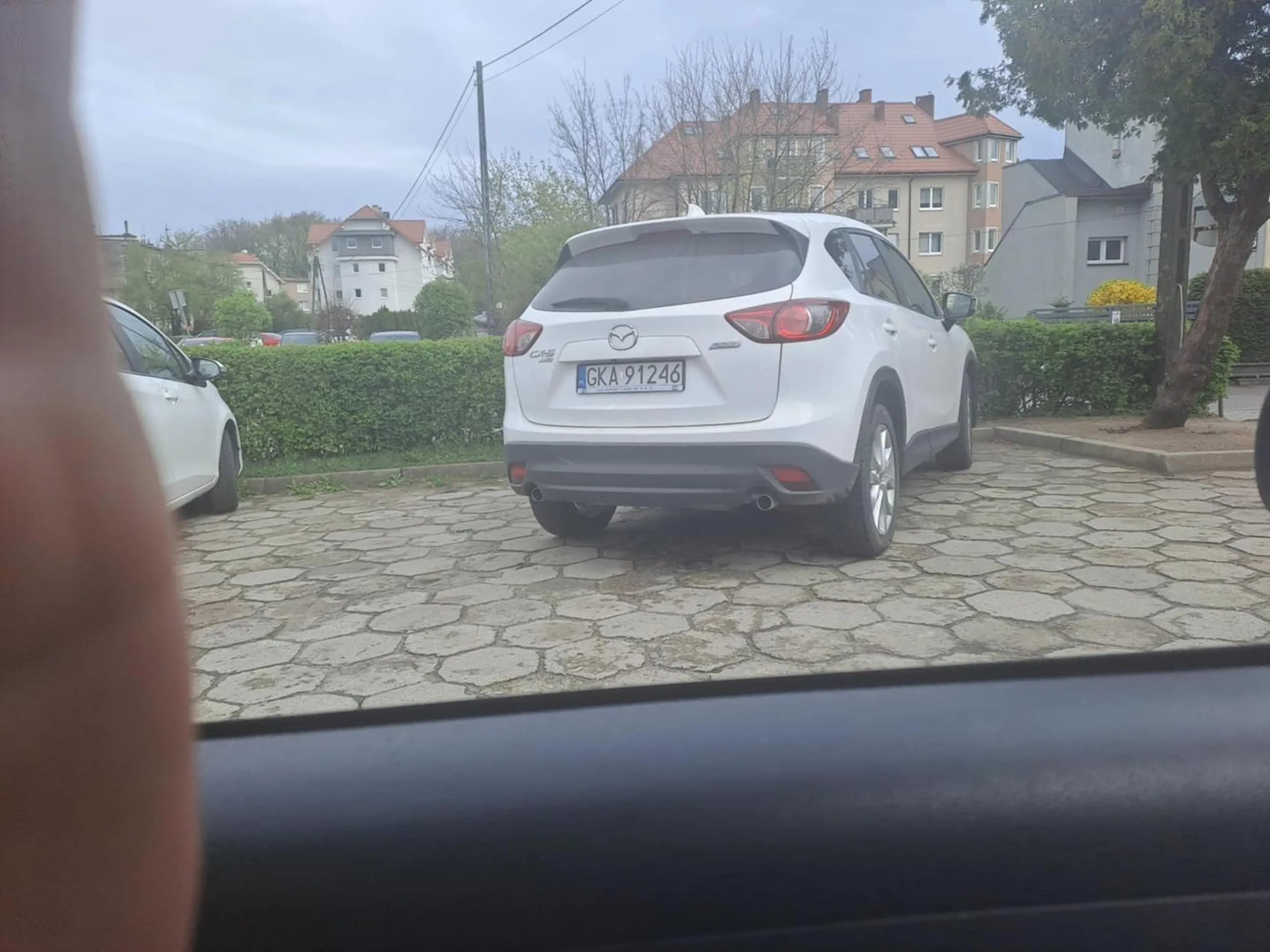Szerzej zaparkuj krowo, trzeba było stanąć po całej długości. Nie dość, że parking krótki to jeszcze tak miejsce bezczelnie zajęte. Prawo jazdy w czipsach wygrane. Porażka i dno.