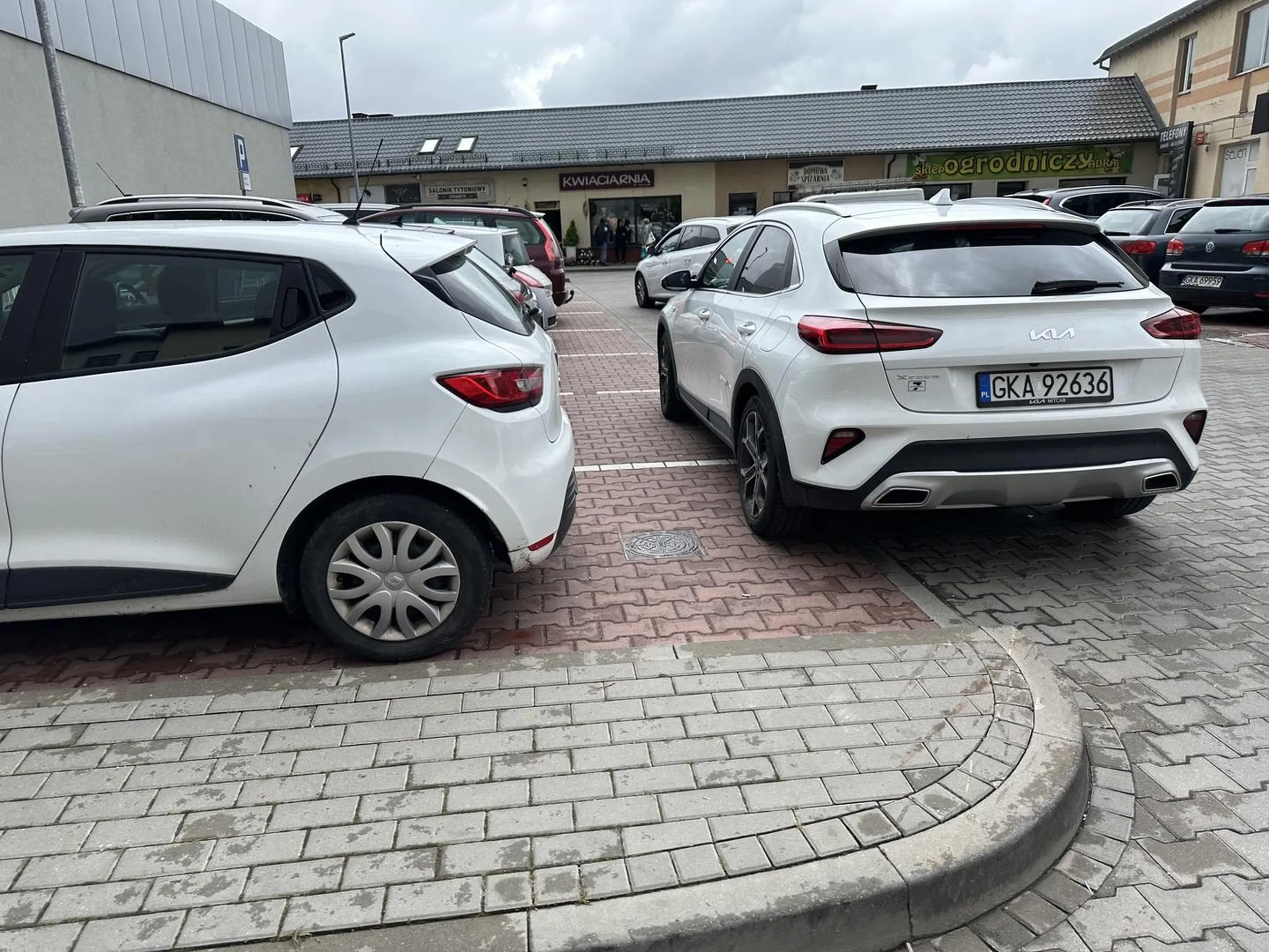 Zablokowal możliwość wyjazdu. Czekam 20 min dzwonię na straż miejską.