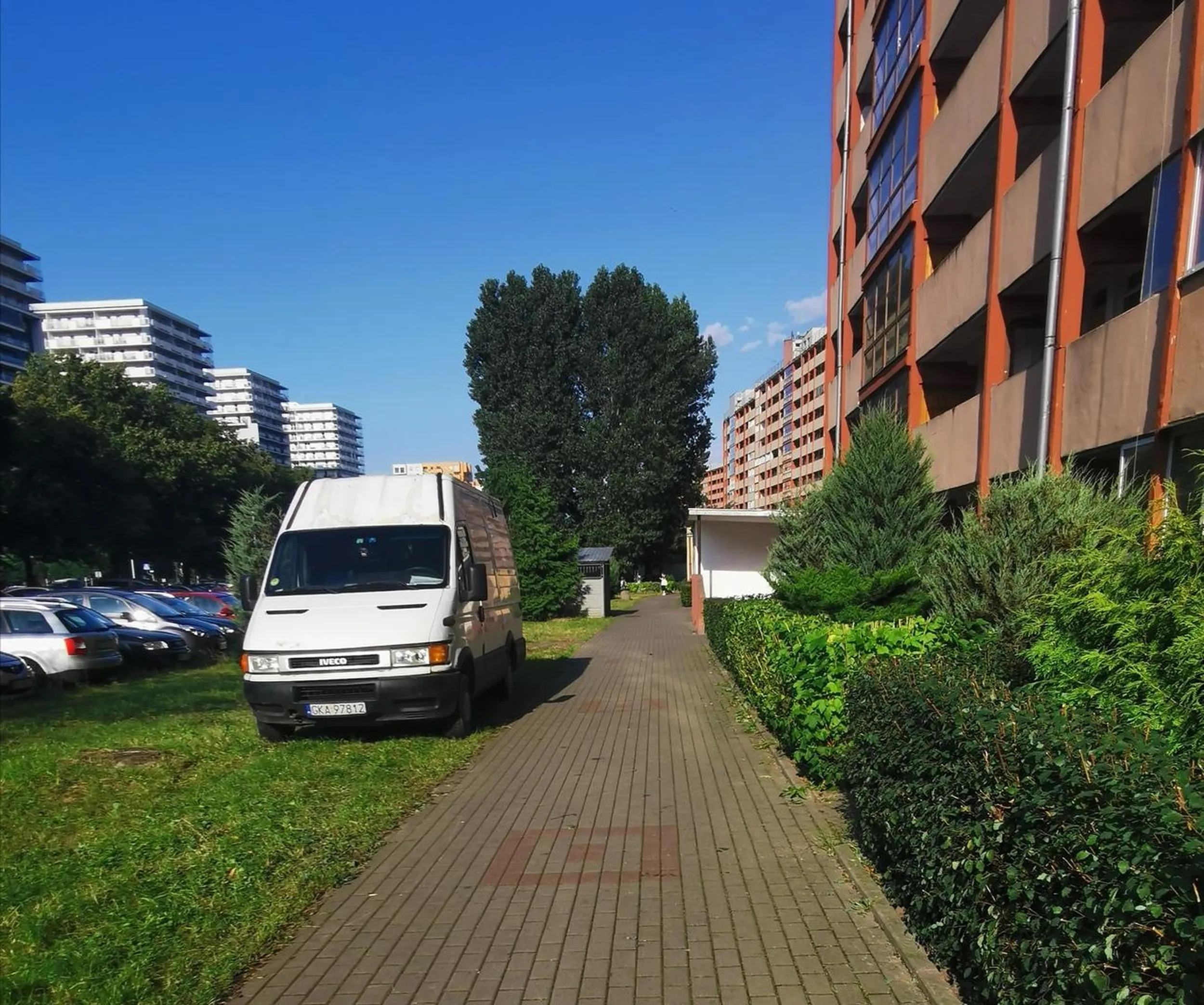 Mieszkańcy dziękują za rozjezdzanie trawnika