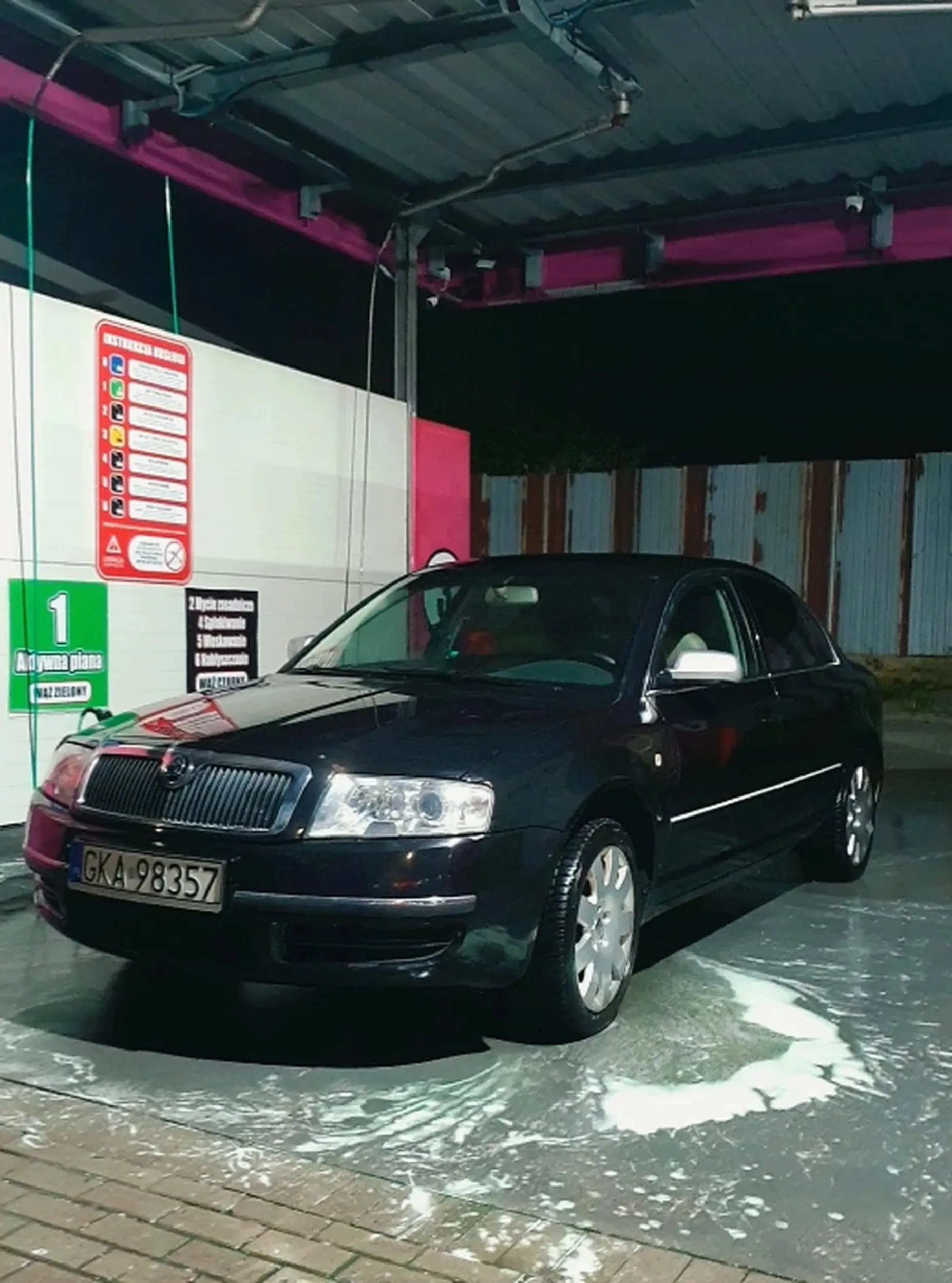 Modelki celebrytki szampan zapchane kichawy Hotele kasyna aftery po parę dni witamy Wspominam czasy jak było na obiad z puszki ravioli Więcej pomocy dali mi obcy niż znajomi Pamiętam skąd jestem mając cel przed oczami Wartość mają tylko słowa poparte czynami Tak naprawdę przez ten rap tylko więcej straciłem Więcej hajsu miałbym jako lichwiarz albo diler Przez przypadek track nagrany okazał się hitem Rozpoznawalna gęba już nie zarobisz na streetcie Zniknął problem że plik w kielni się nie mieści Odkąd na banknotach jest tutaj Sobieski