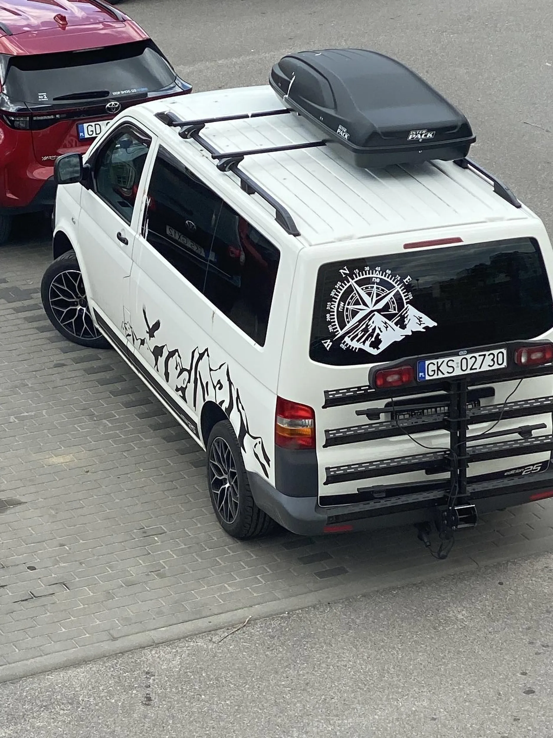 Ziomek stoi na dwóch miejscach