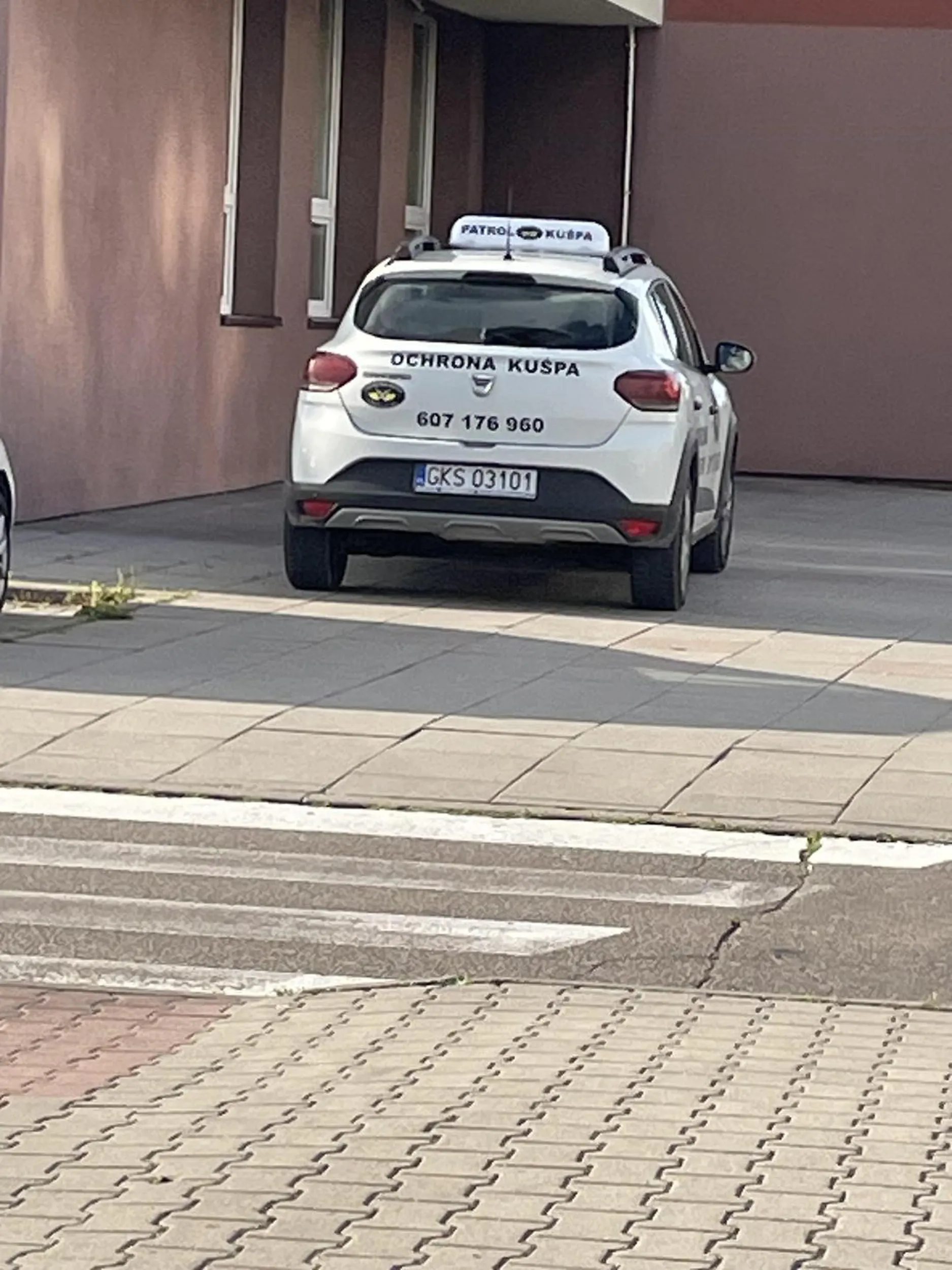 bardzo „szanowana” Ochrona Kuśpa w formie, parkowac nie umie tak jak i pełnić funkcje ochrony. Nie pozdrawiam tych baranów.