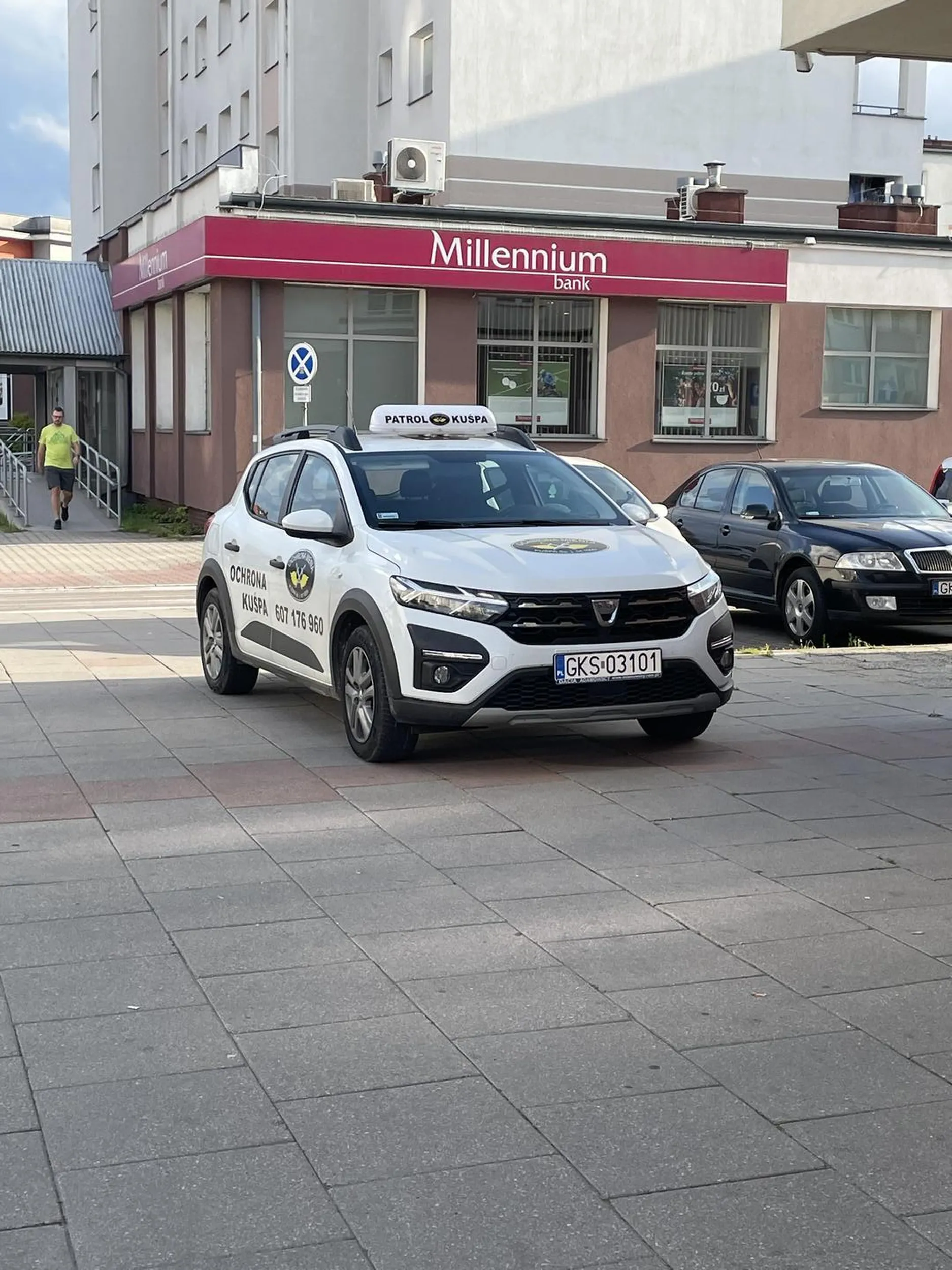bardzo „szanowana” Ochrona Kuśpa w formie, parkowac nie umie tak jak i pełnić funkcje ochrony. Nie pozdrawiam tych baranów.